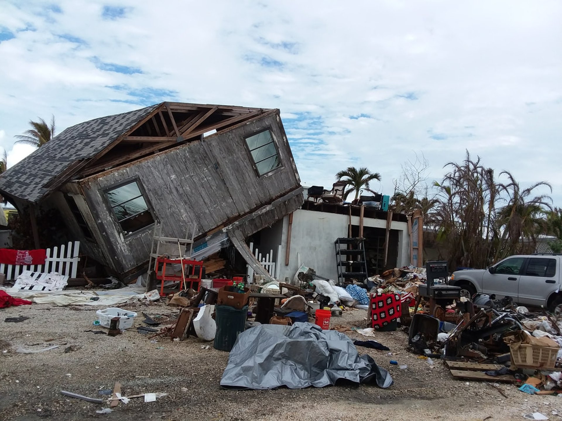gray computer monitor