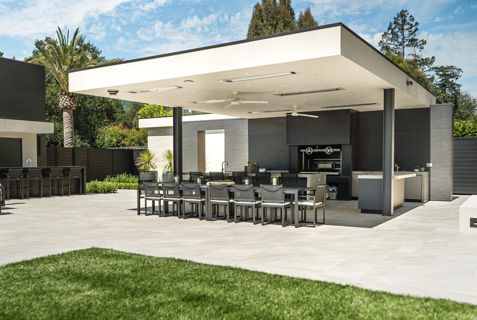 gray computer monitor