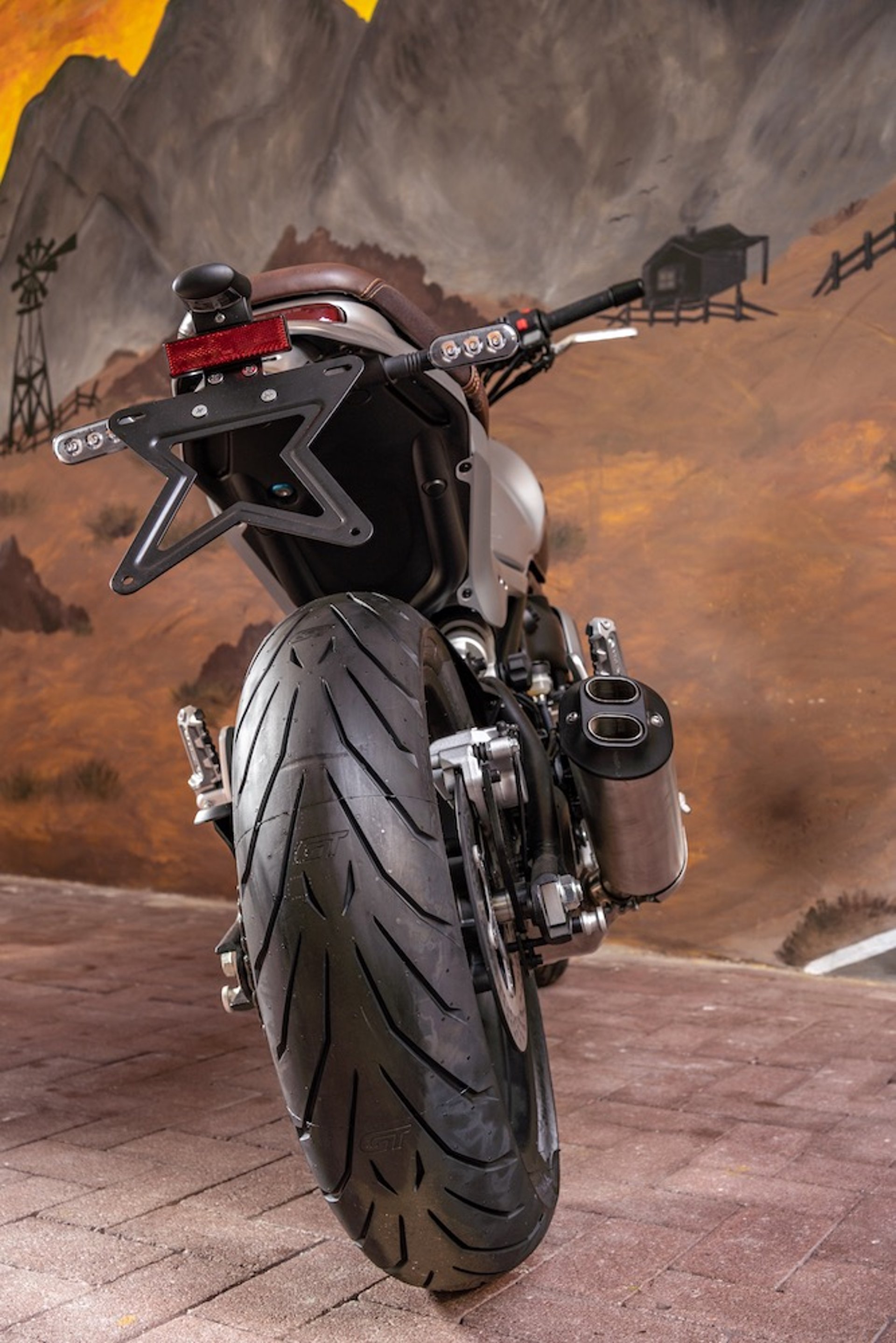 gray computer monitor