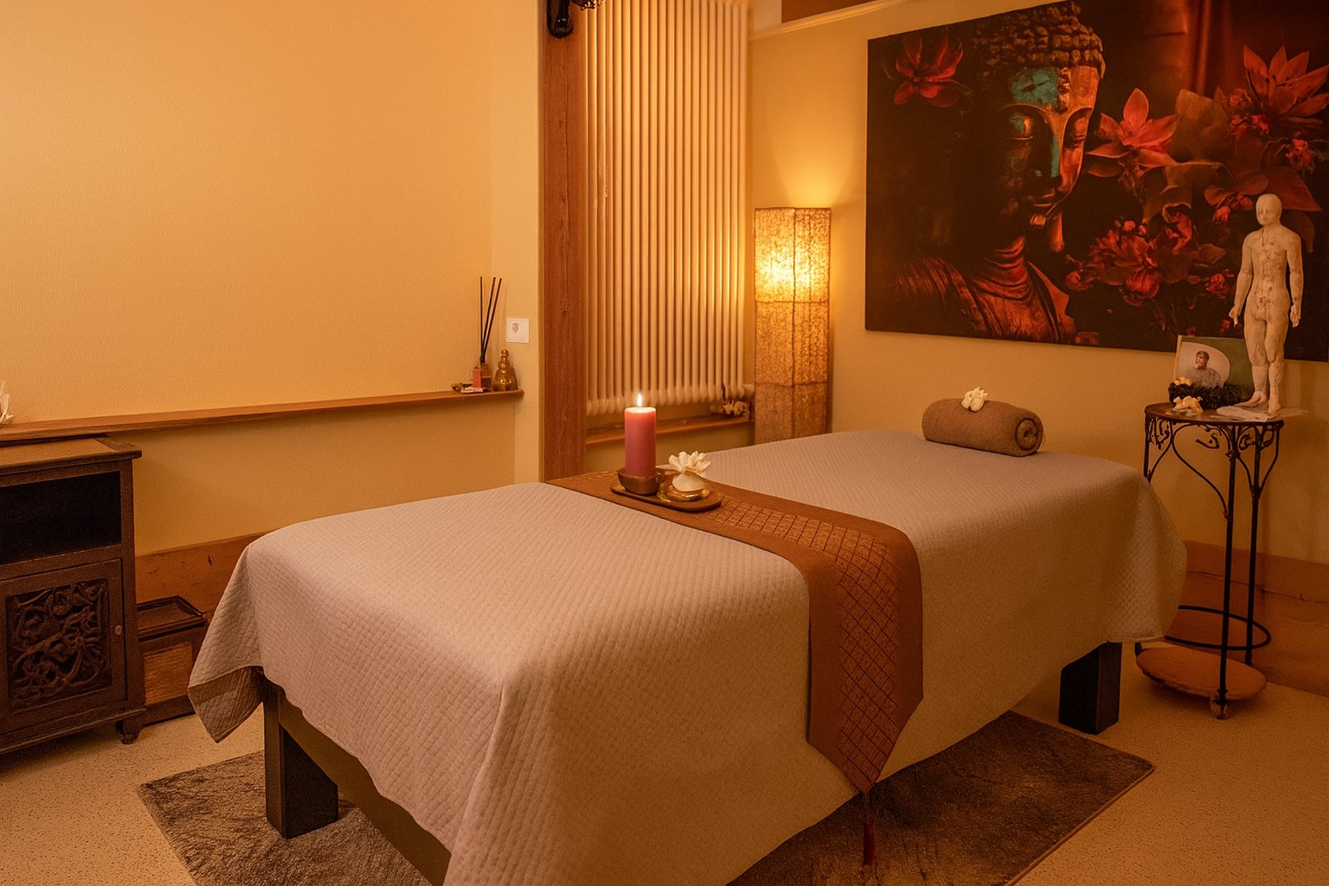 black and white bed linen