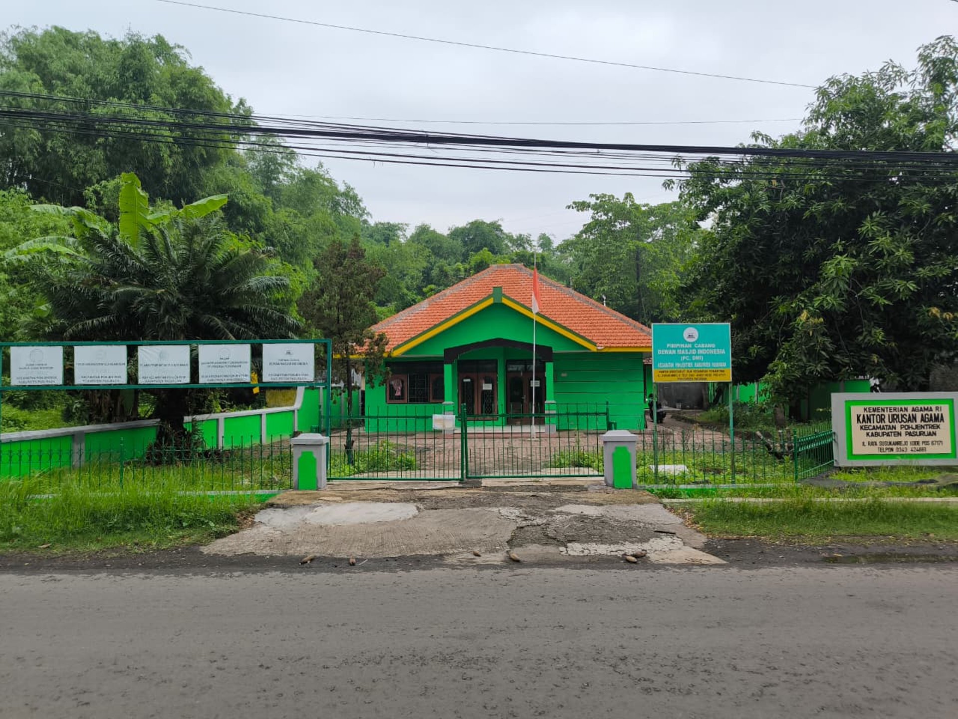 black and brown leather padded tub sofa