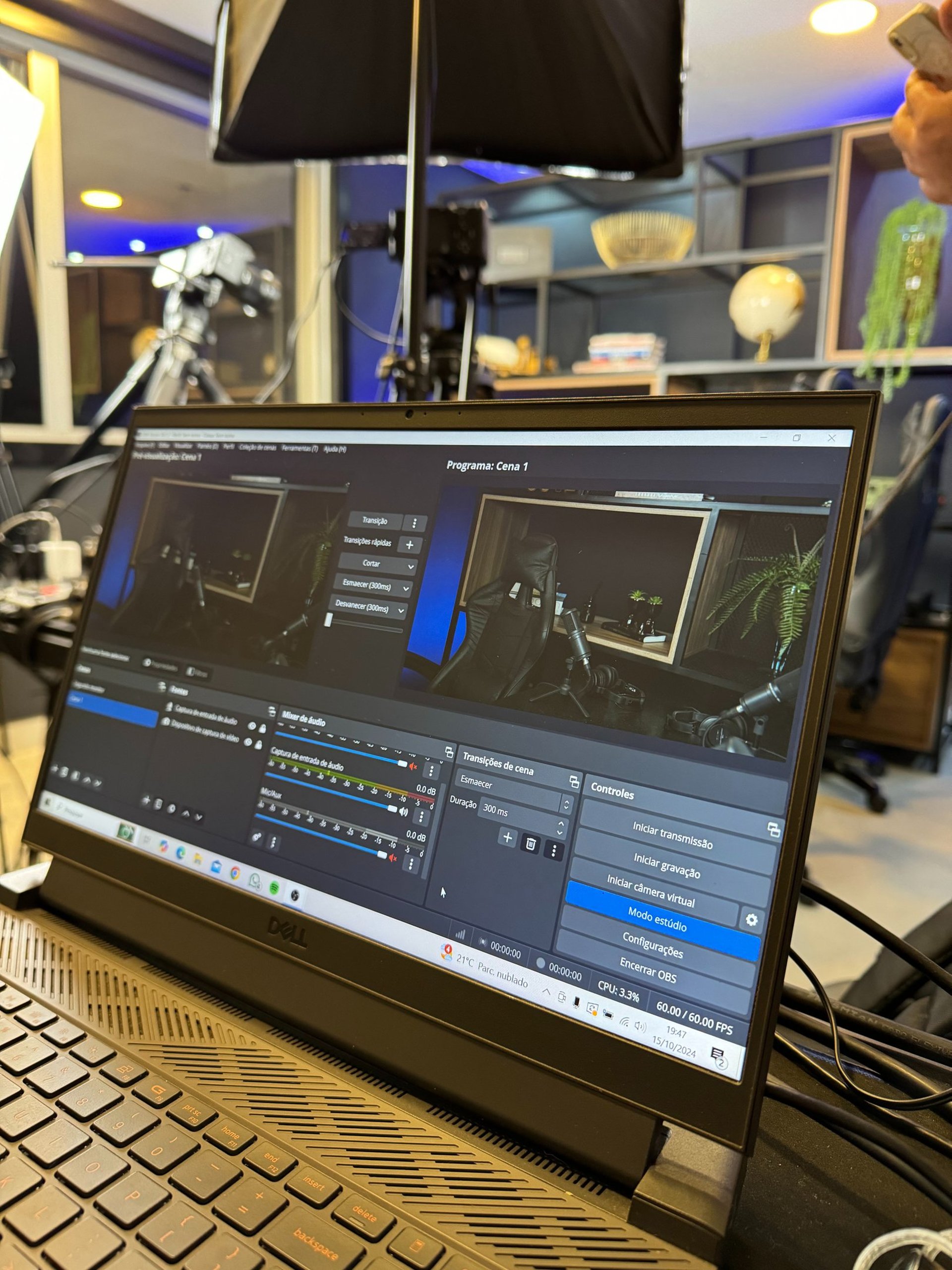 gray computer monitor