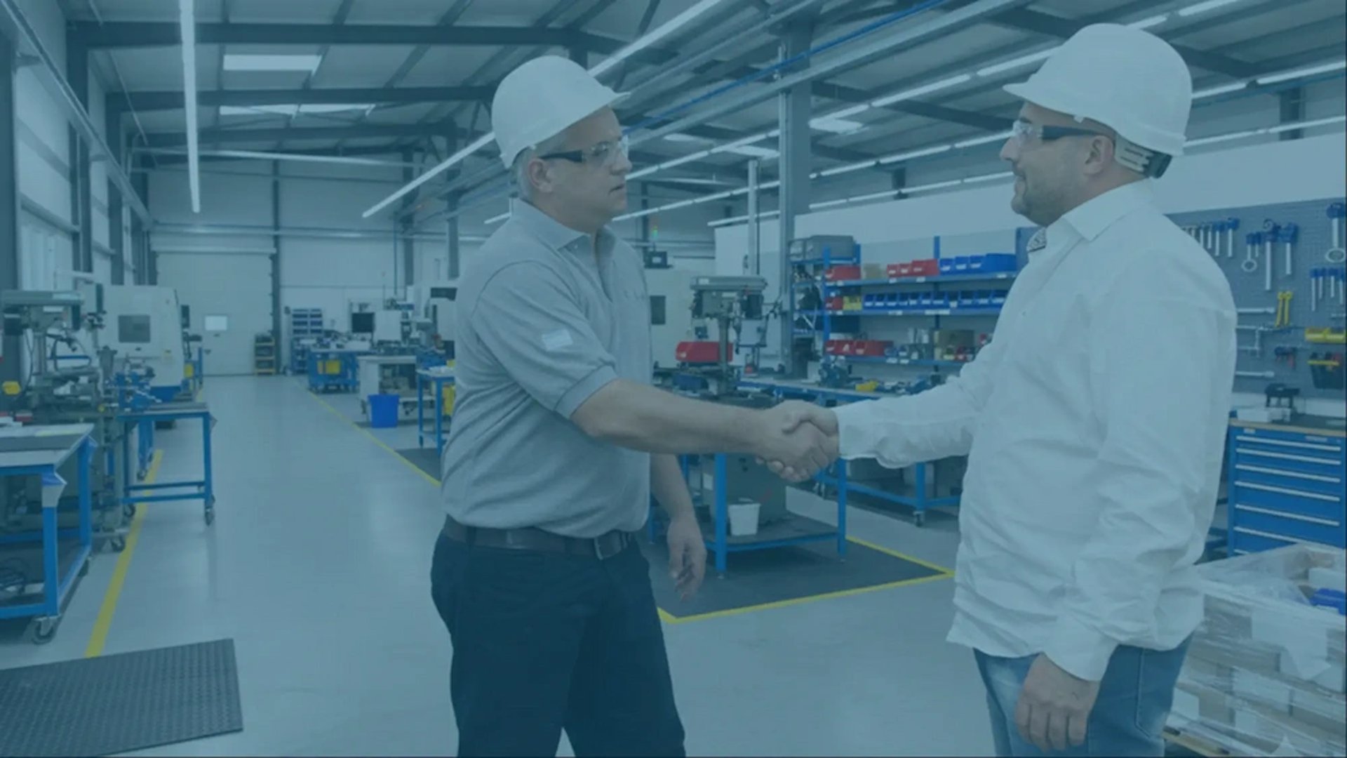 Consultor industrial y cliente estrechando la mano en planta, simbolizando el inicio de un proyecto de confianza y valor.