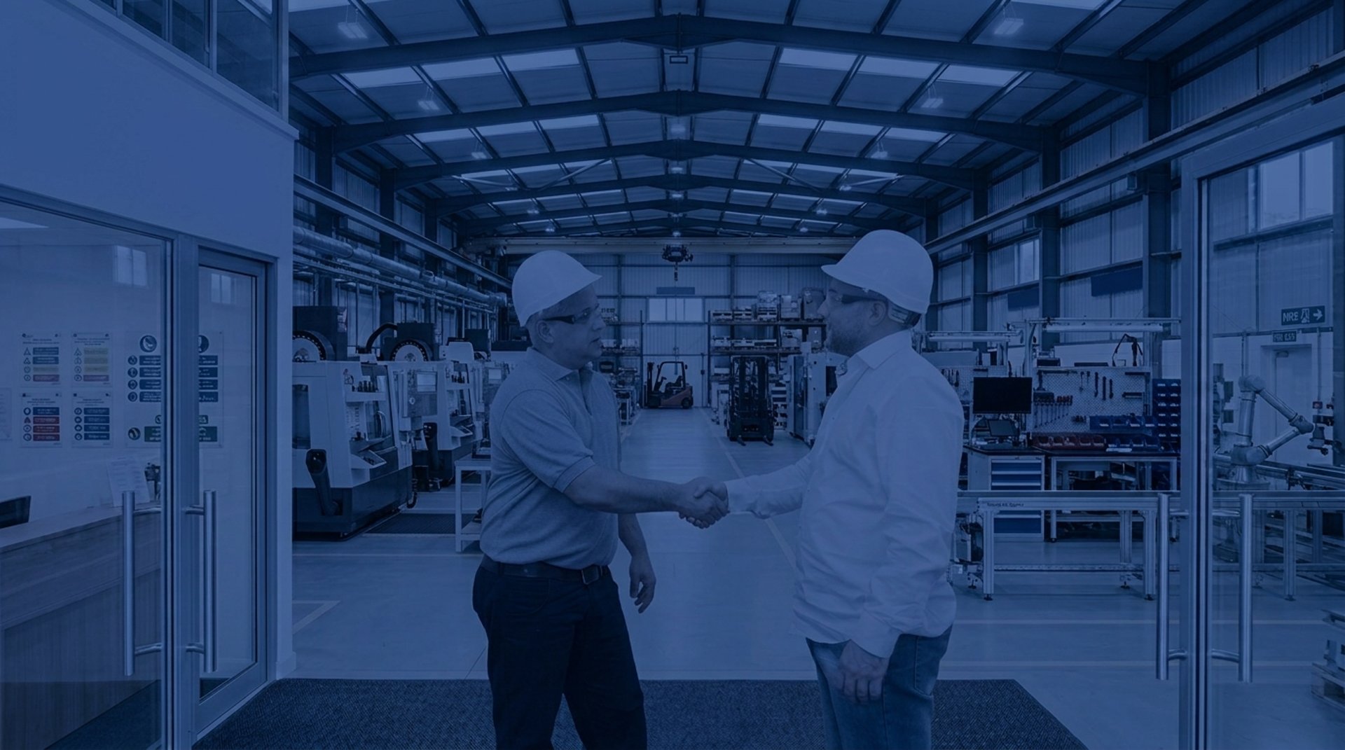 Consultor industrial y cliente estrechando la mano en planta, simbolizando el inicio de un proyecto de confianza y valor.