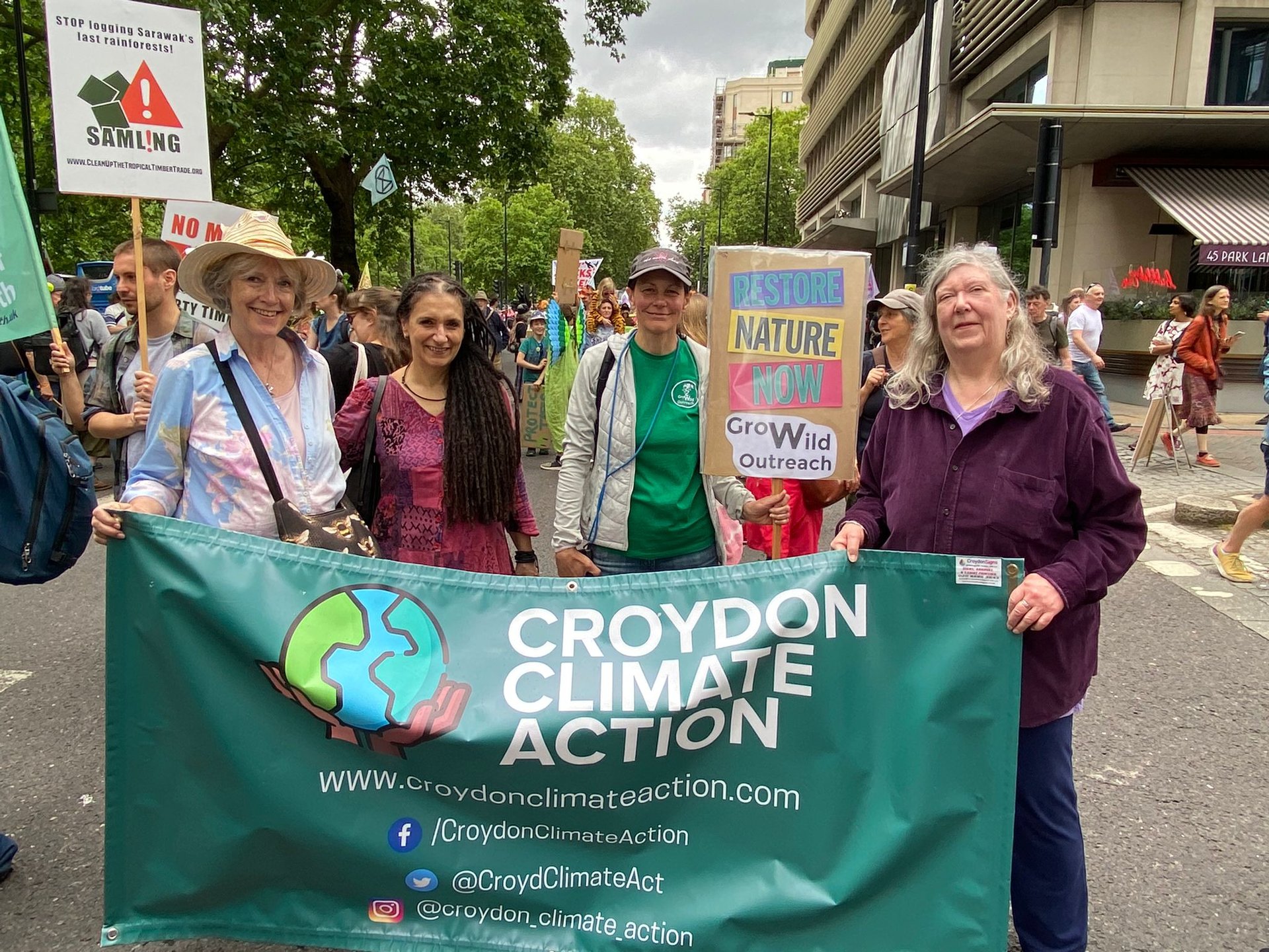 gray computer monitor