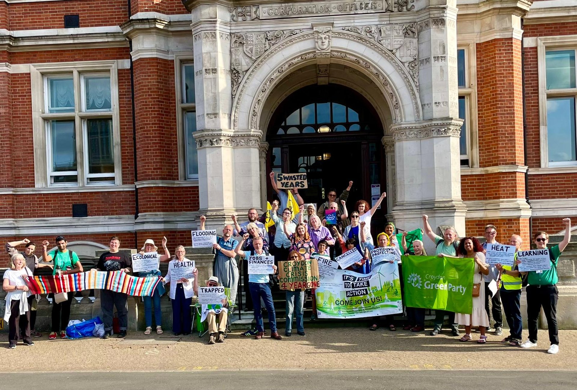 gray computer monitor