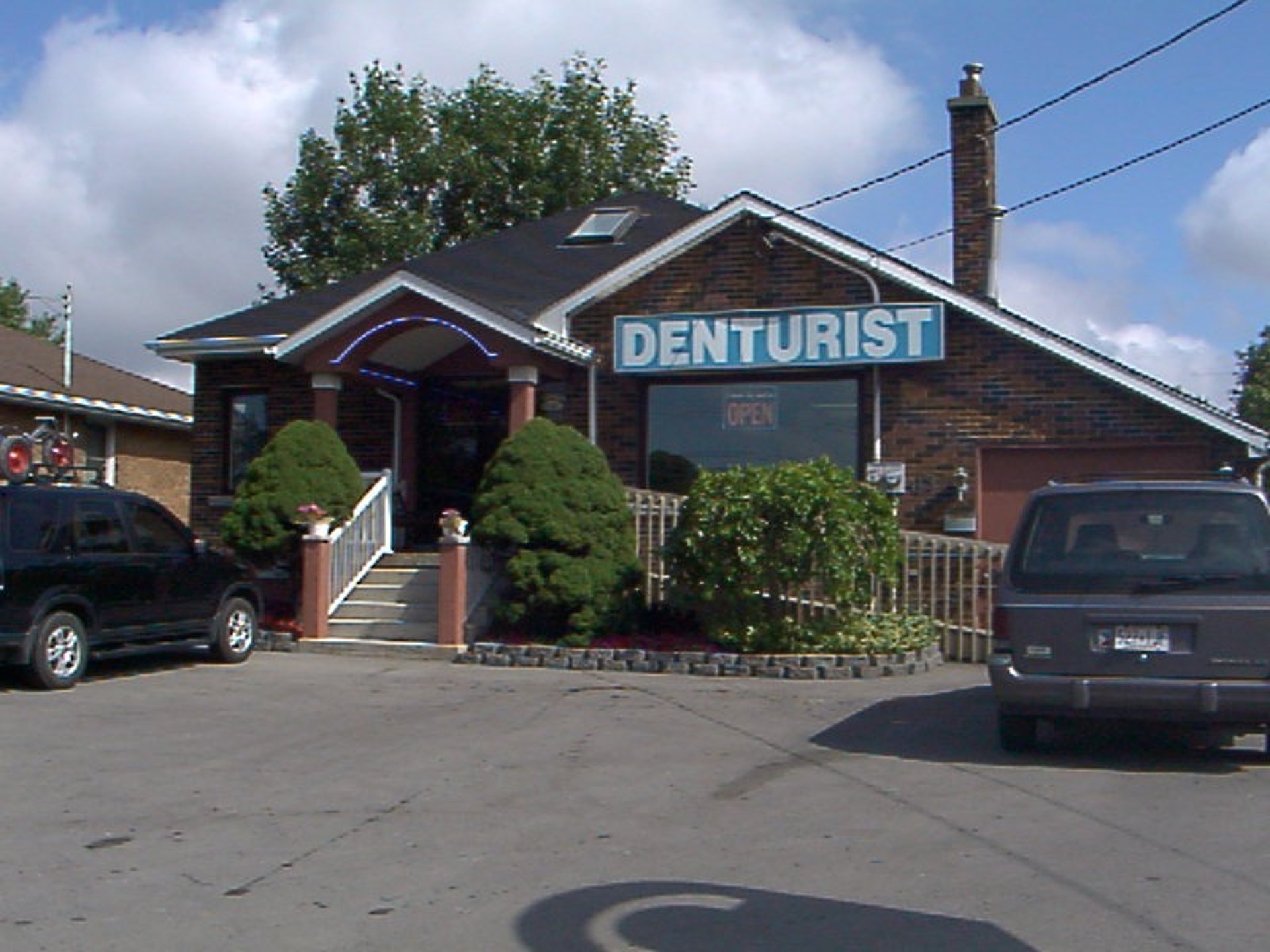 gray computer monitor