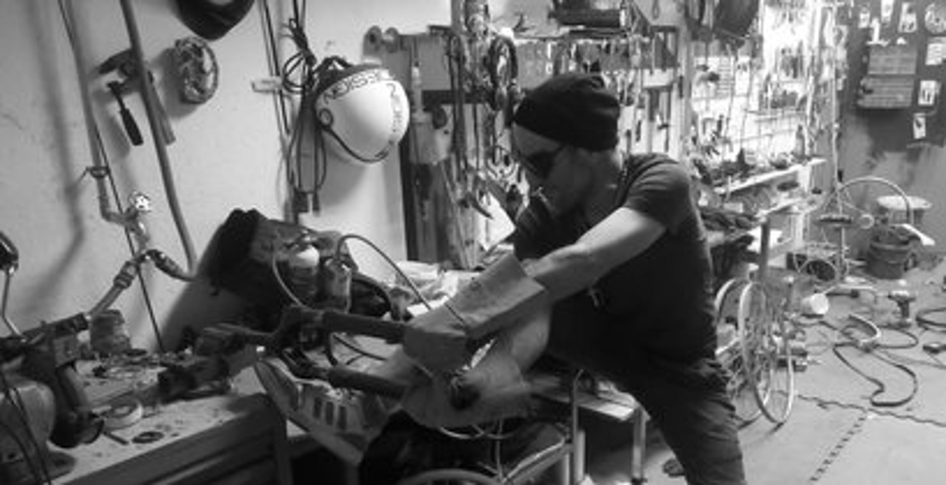 gray computer monitor