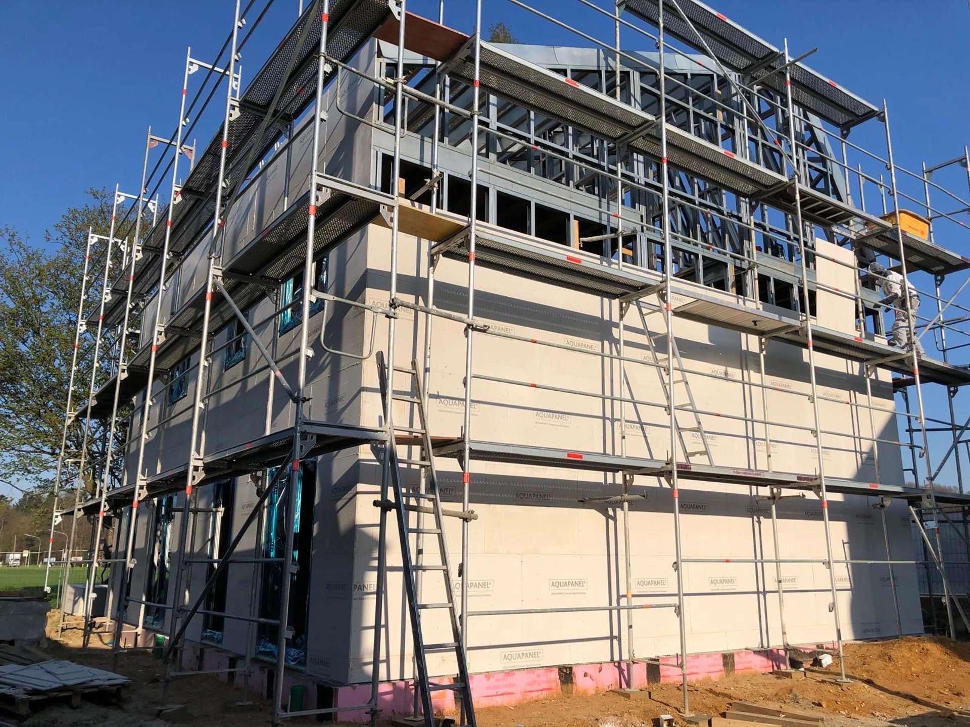 Budowa domu jednorodzinnego w systemie szkieletowym Be Steel – montaż piętra z konstrukcji stalowej