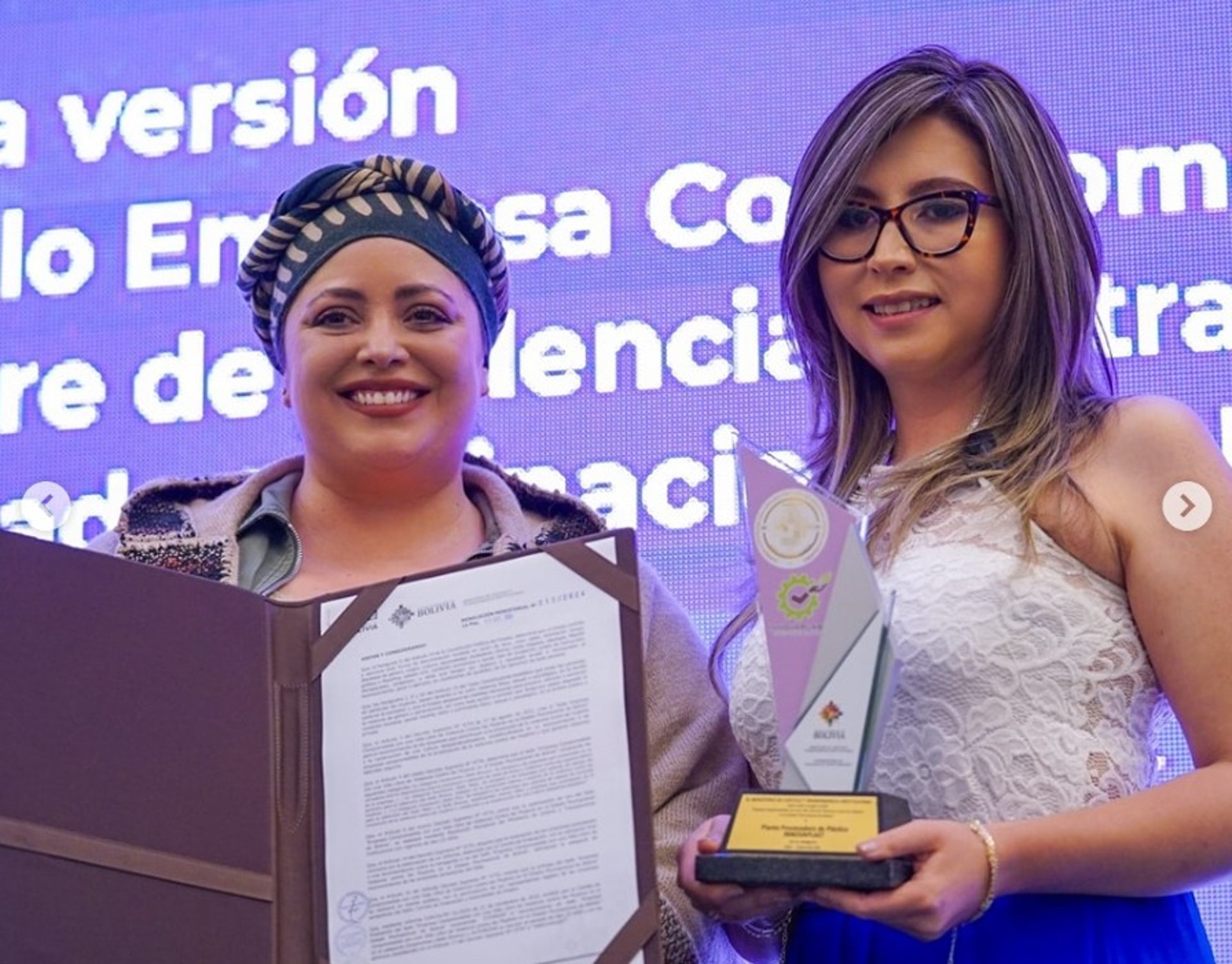 gray computer monitor