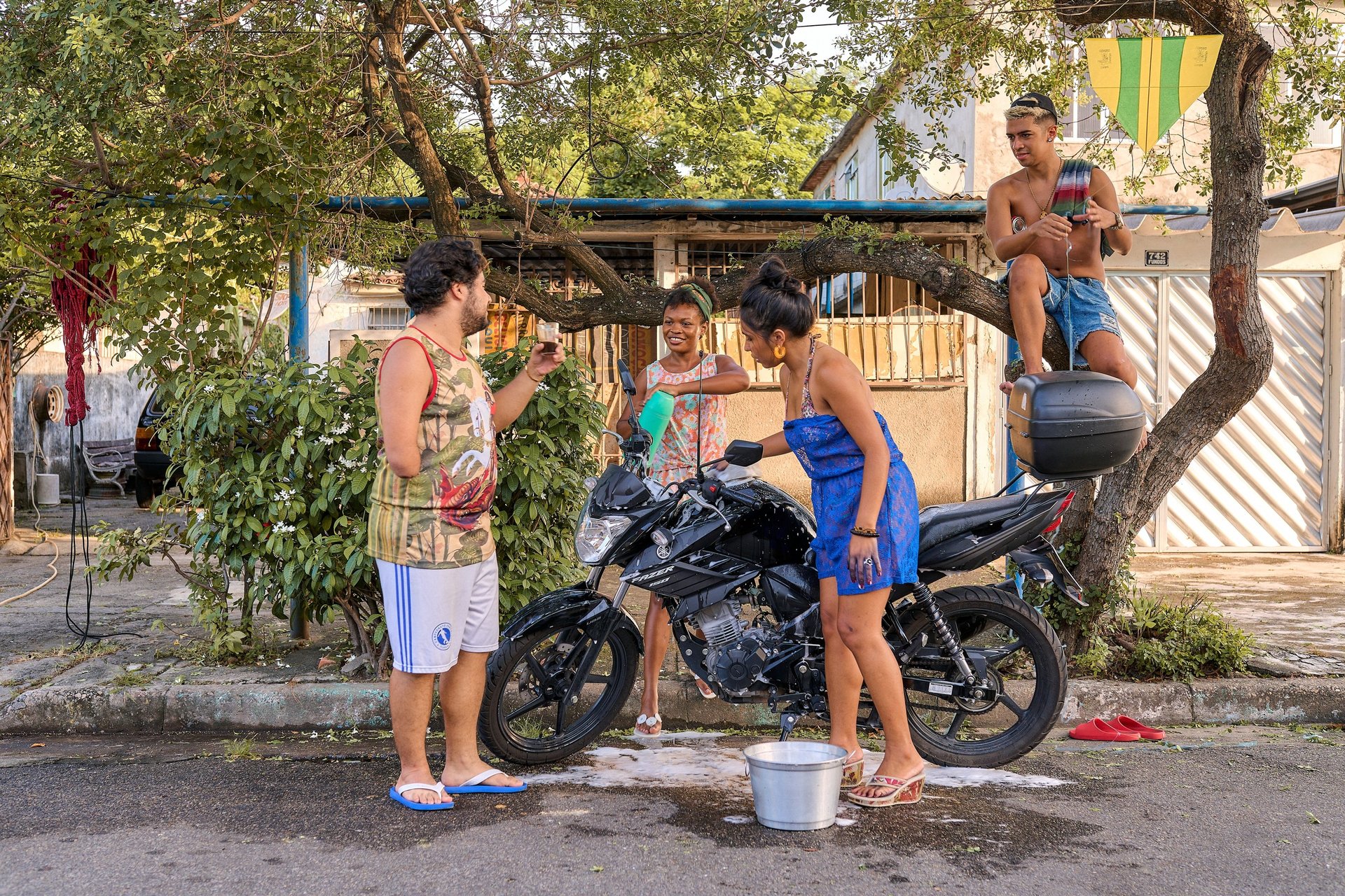 black and white bed linen