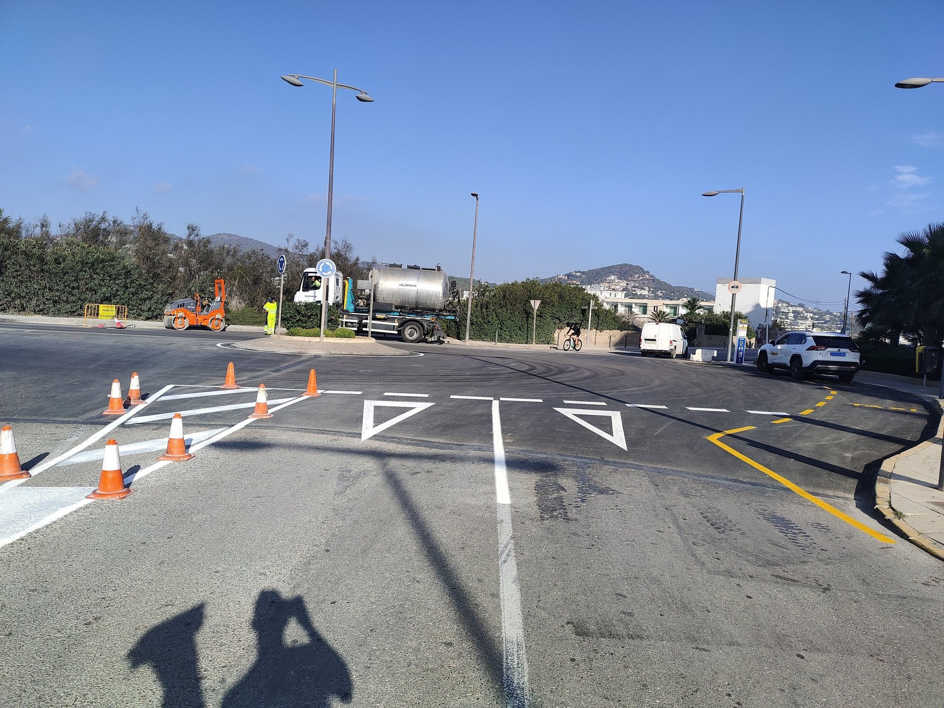 Líneas de tráfico recién pintadas por NCT Painting en carretera secundaria