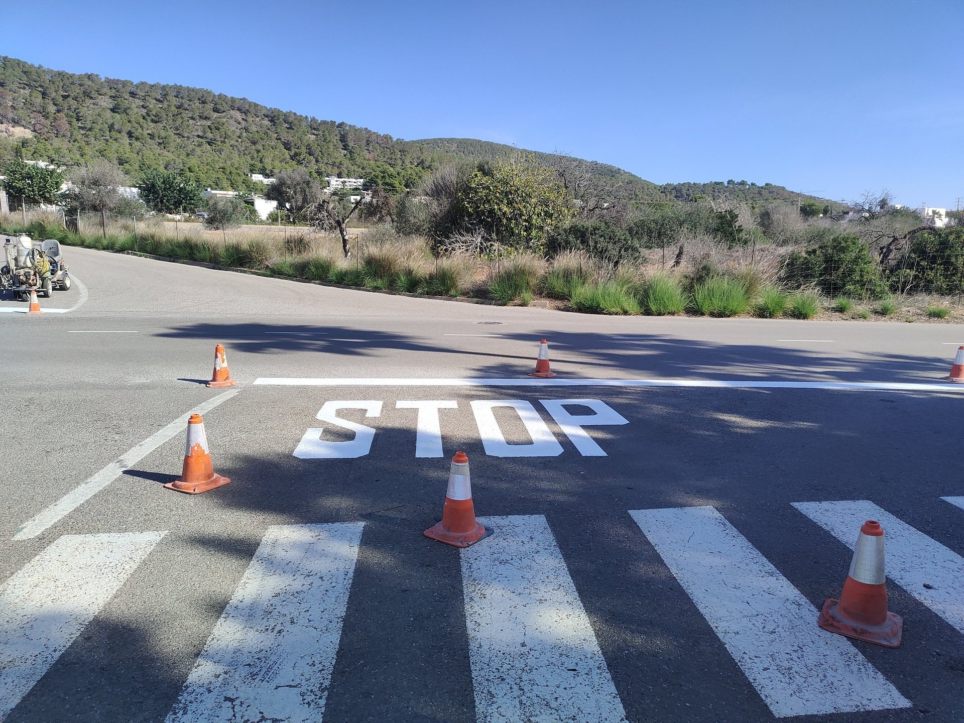Líneas de tráfico recién pintadas por NCT Painting en carretera secundaria