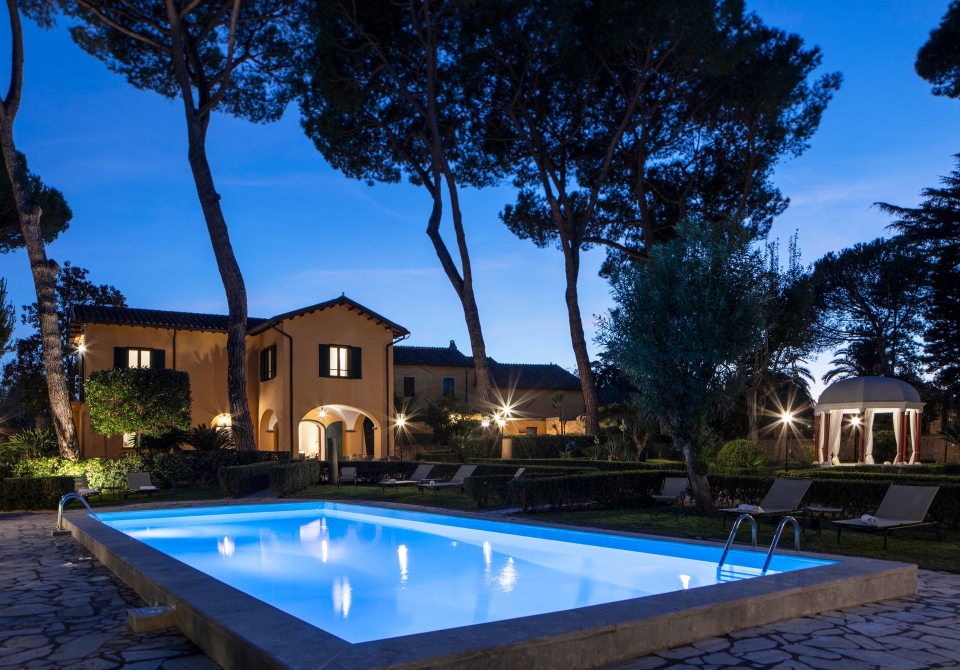 black and white bed linen