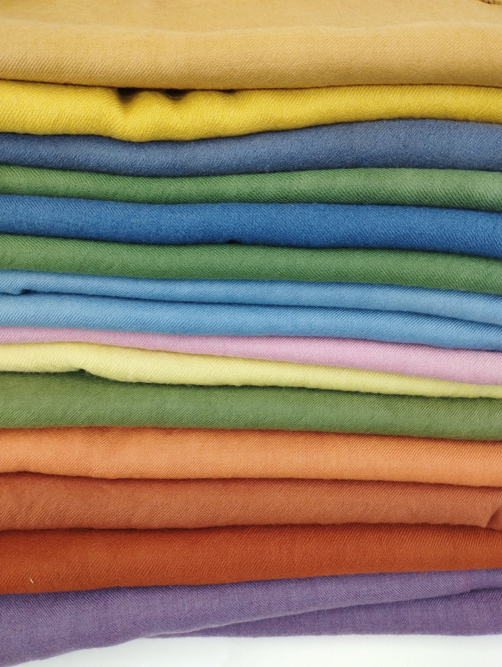 echarpes en laine teintes a la main avec des plantes