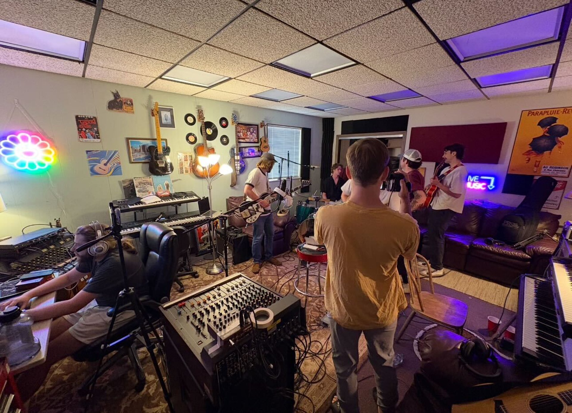 gray computer monitor