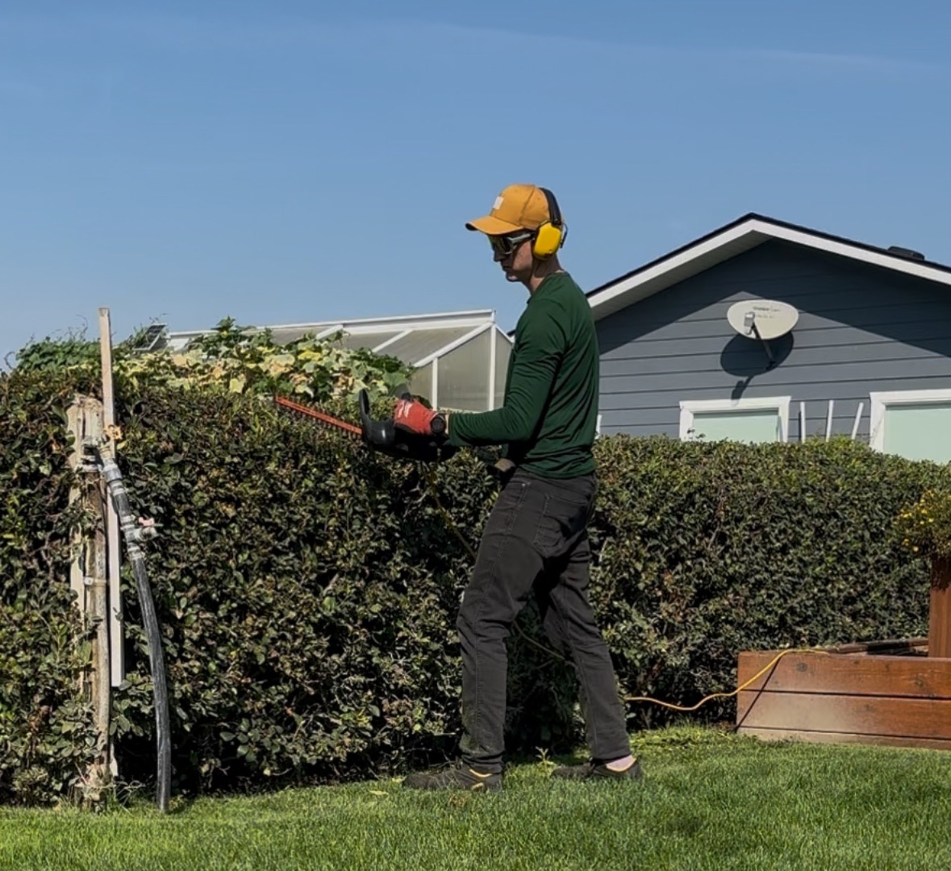 gray computer monitor