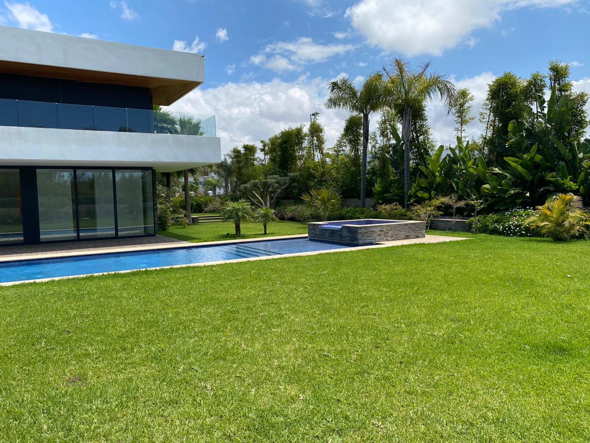 gray computer monitor