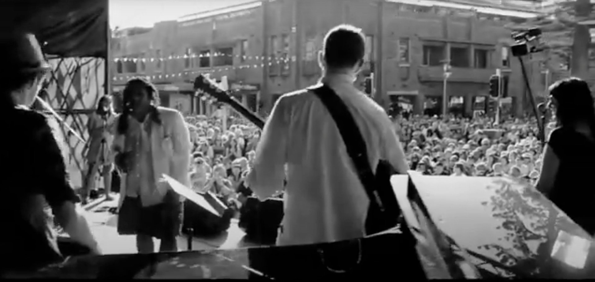 black and white bed linen