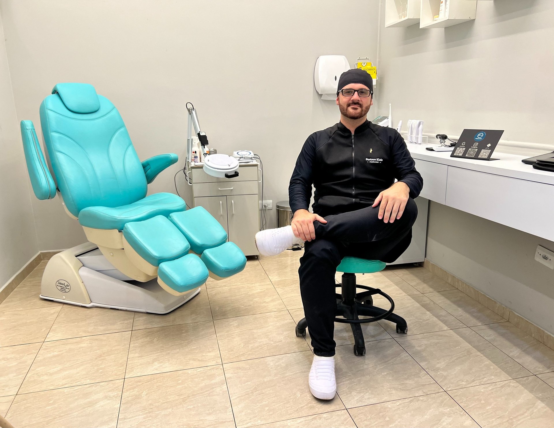 black and brown leather padded tub sofa