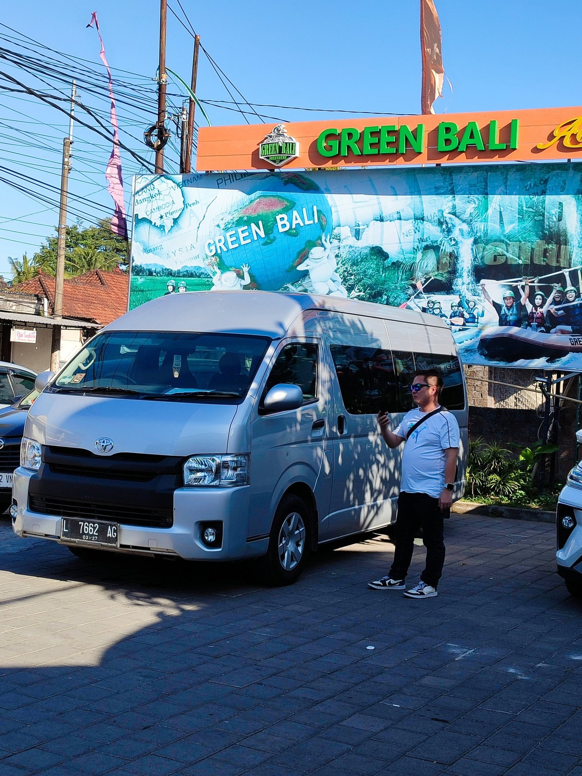 gray computer monitor