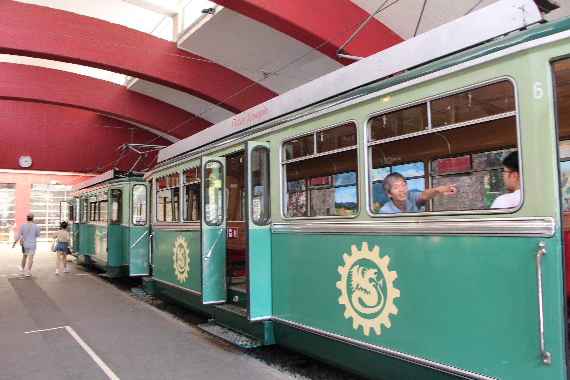 gray computer monitor