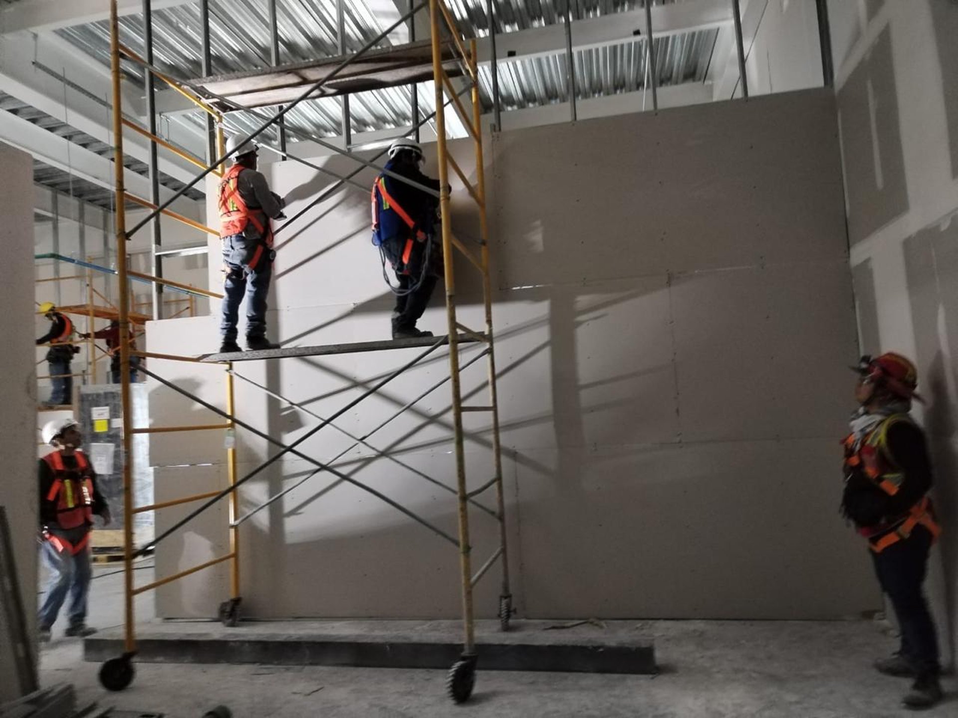 A large room with a lot of white paint on the walls