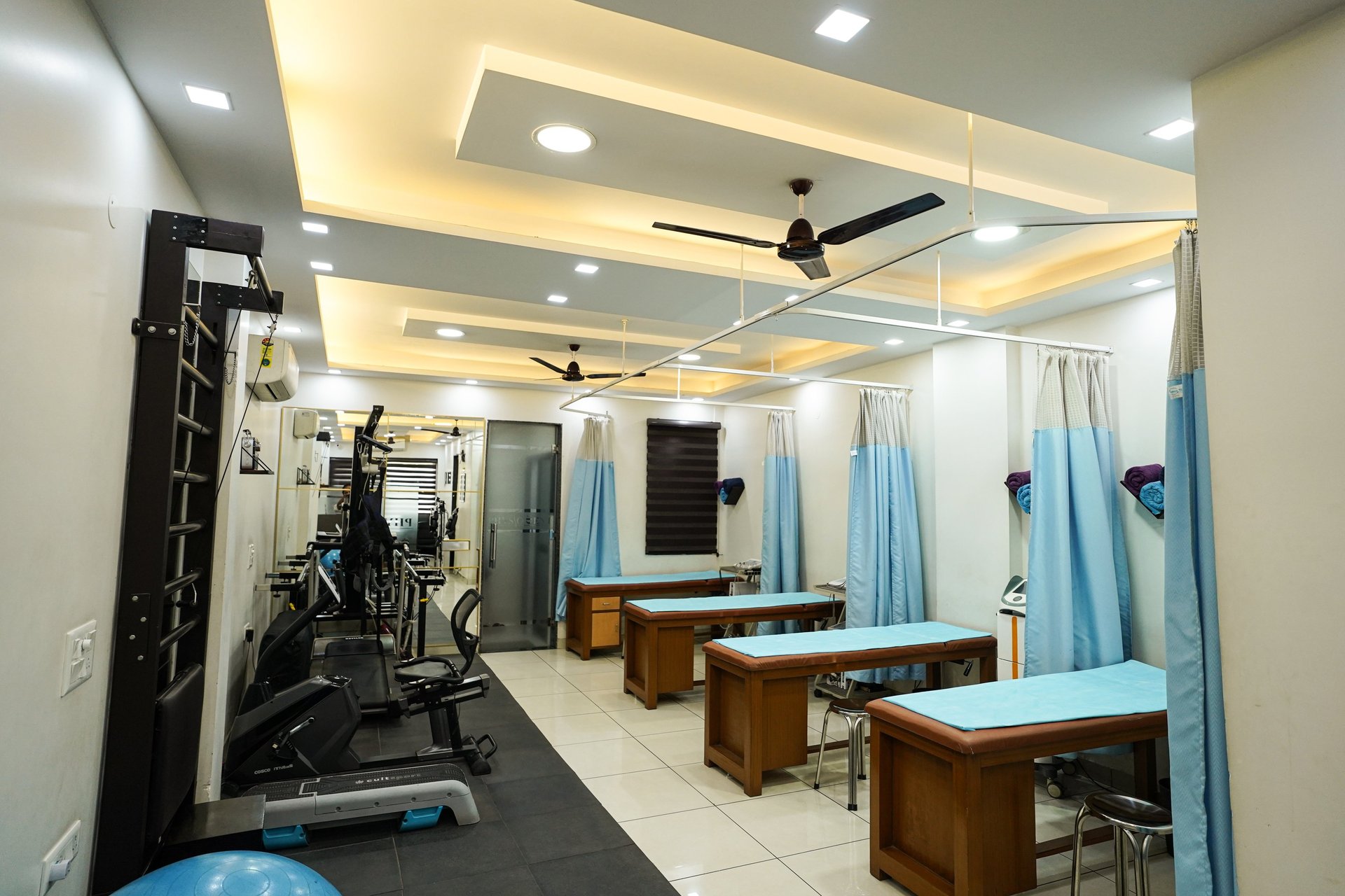 gray computer monitor