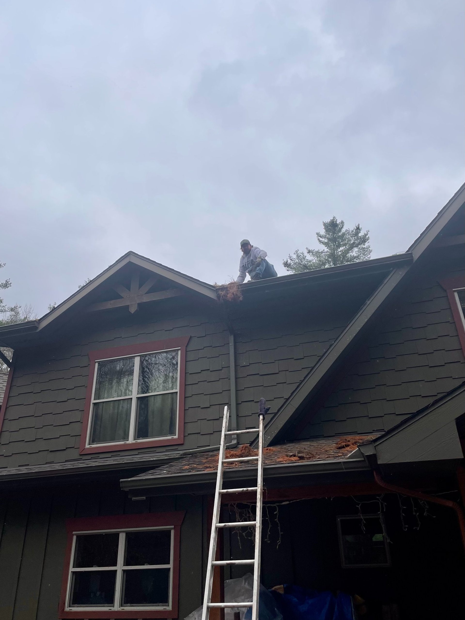 gray computer monitor