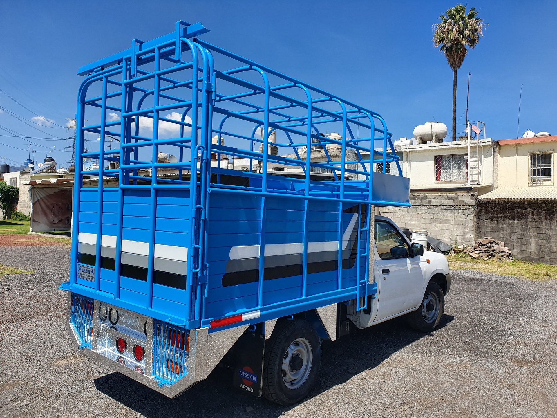 gray computer monitor