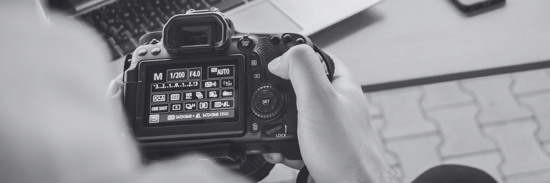 Photographer adjusting DSLR settings in manual mode, ready to learn photography online.