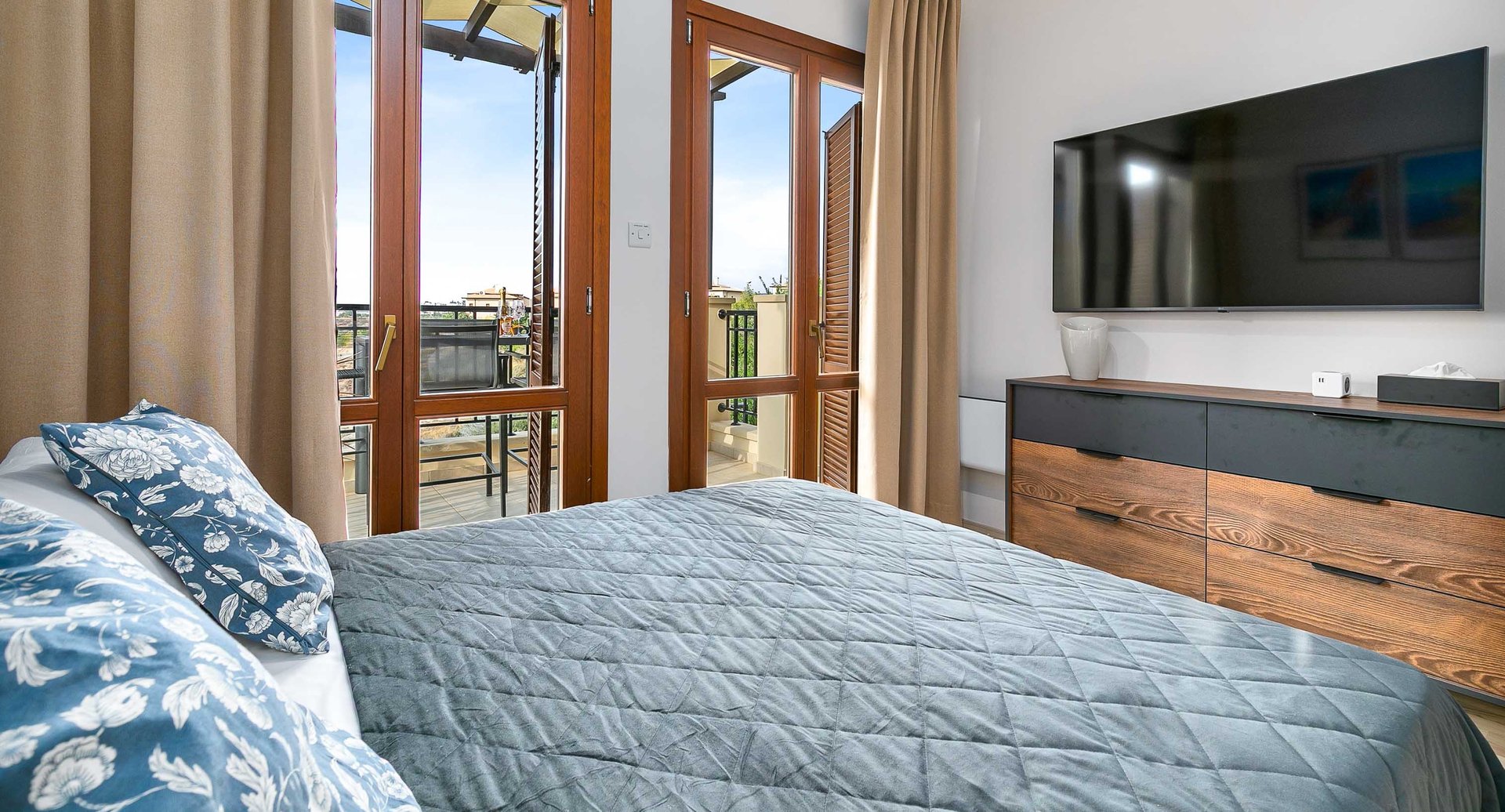 Master bedroom with sea view at Theseus Retreat holiday rental in Cyprus