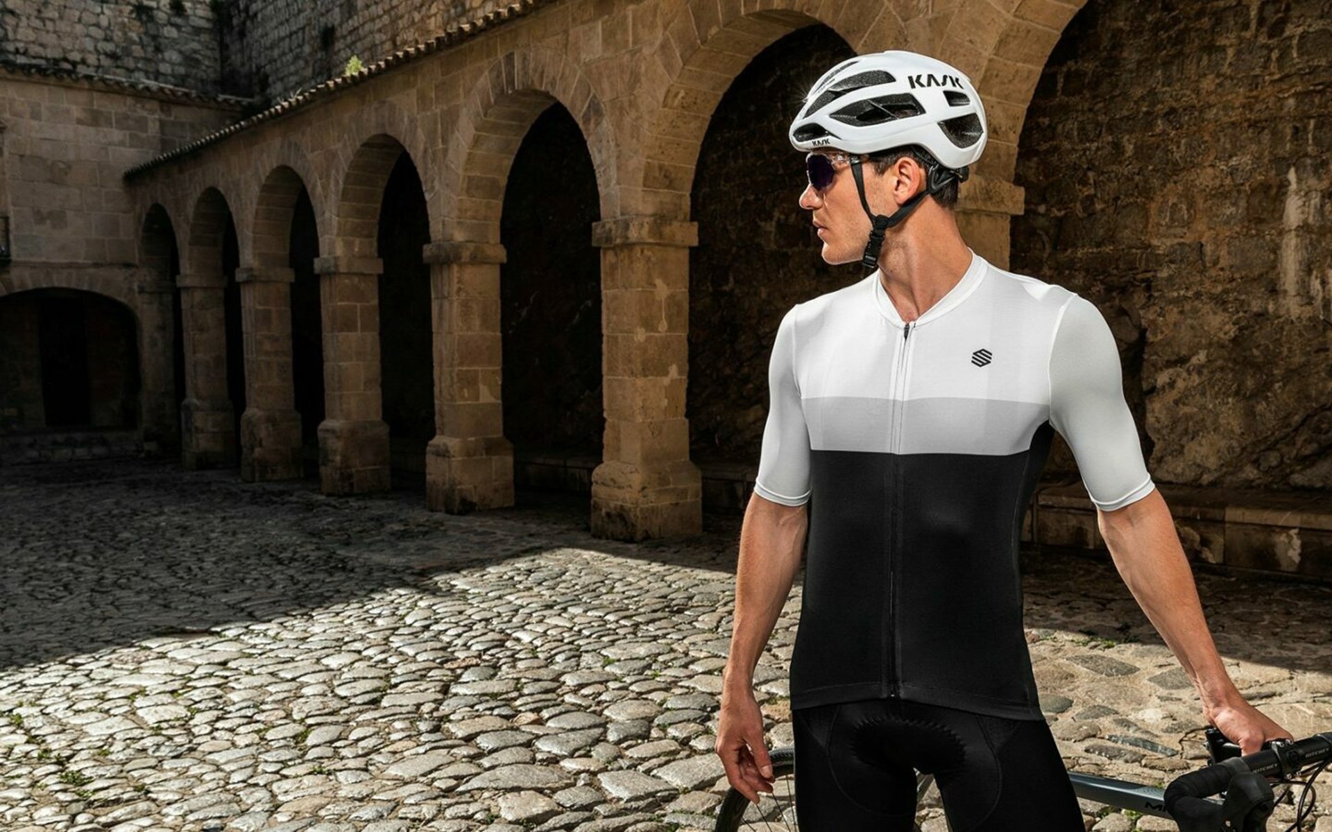 black and white bed linen