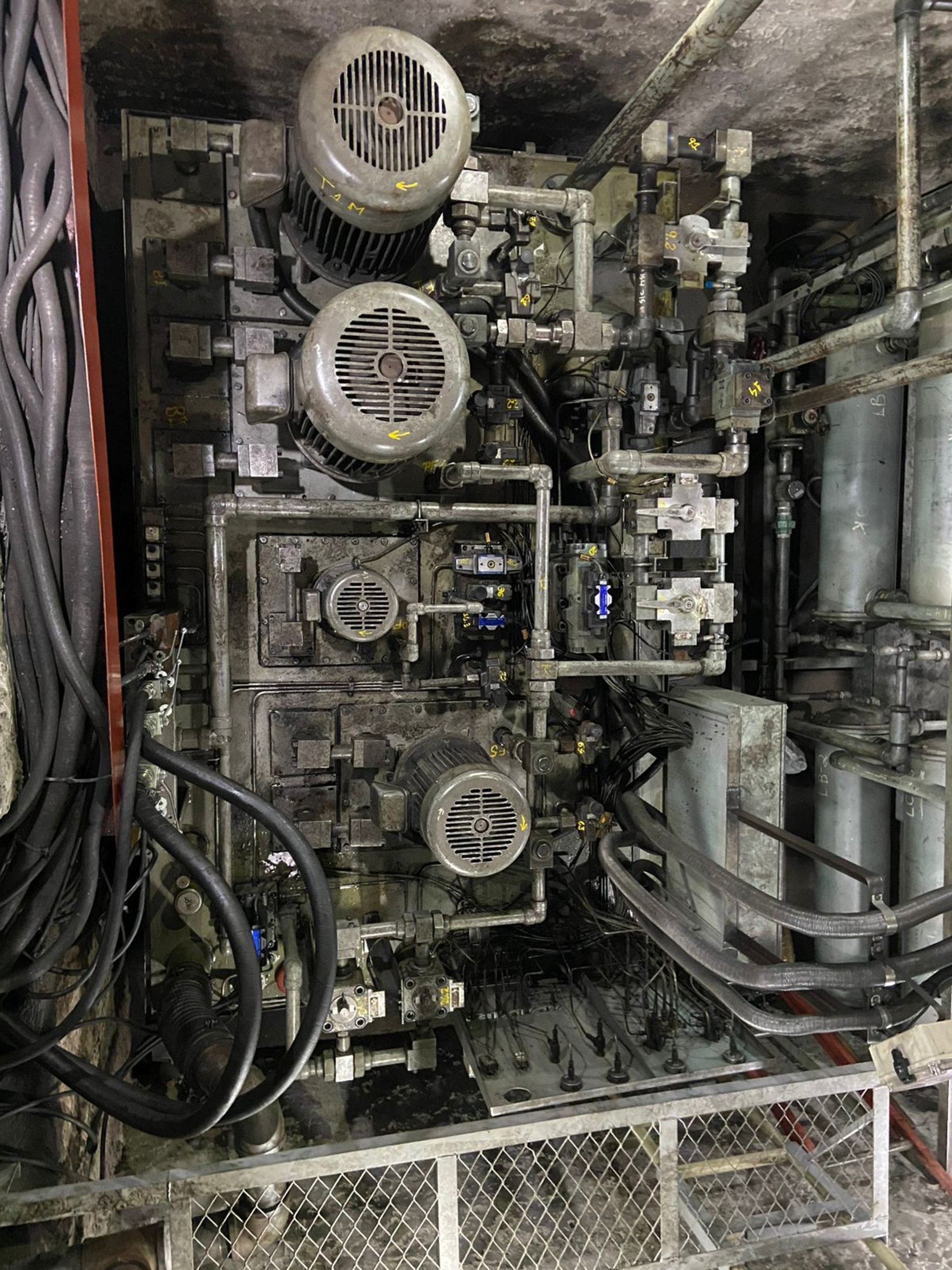 gray computer monitor