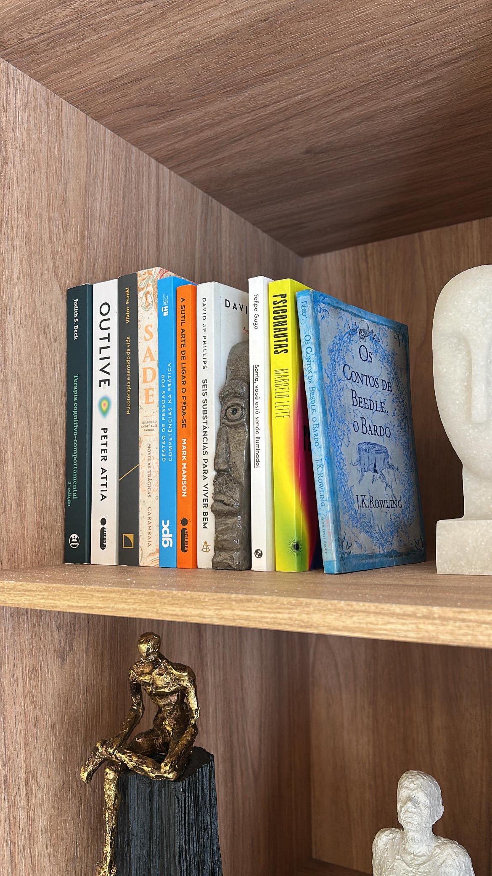 gray computer monitor