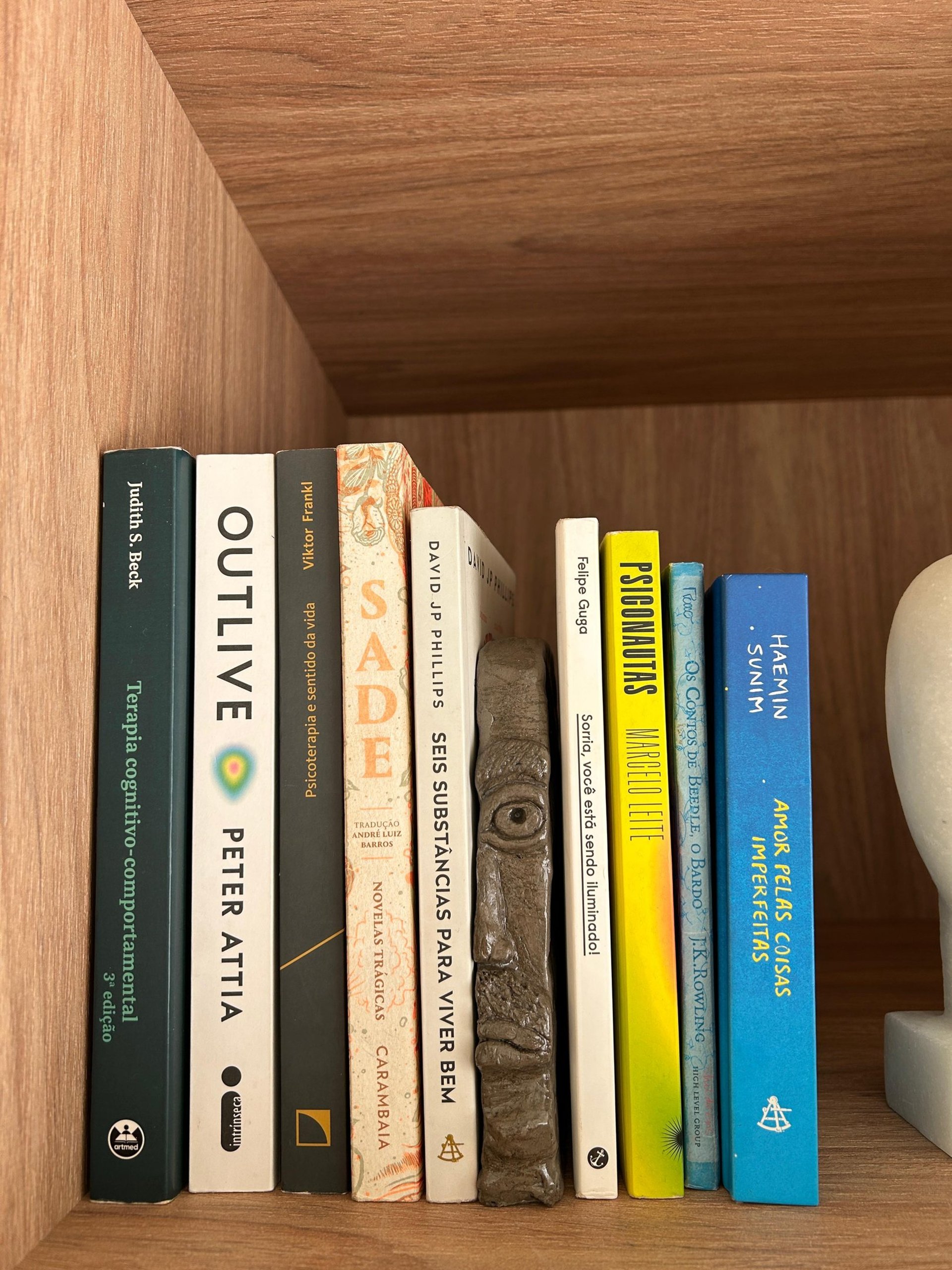 gray computer monitor