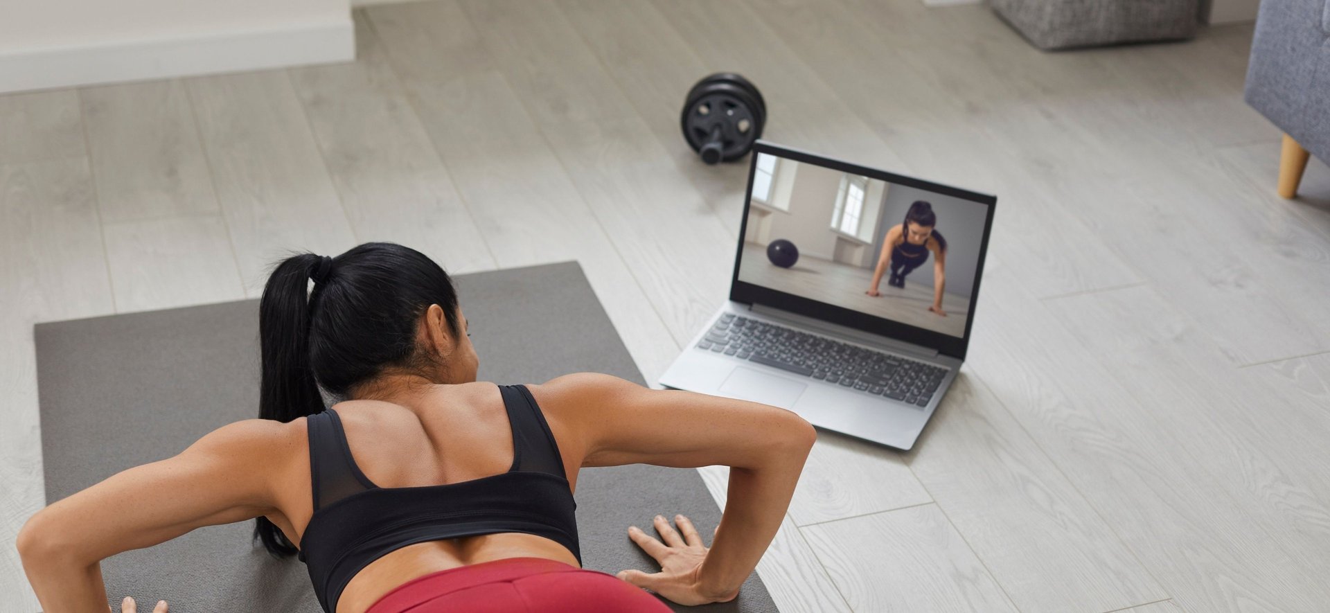 Treino online com personal trainer acompanhando aluno por videochamada em Portugal e Brasil