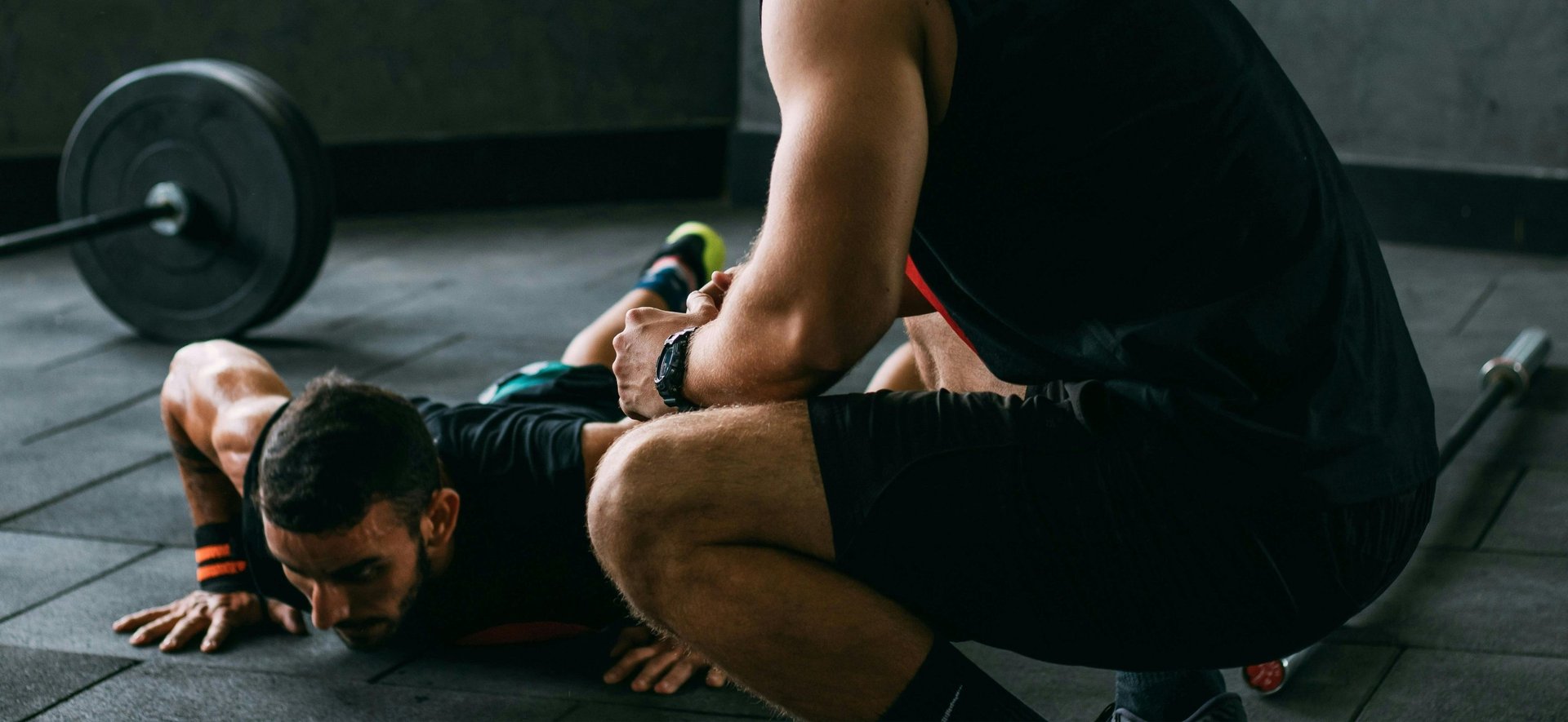Personal trainer em Braga durante sessão de treino presencial com aluno