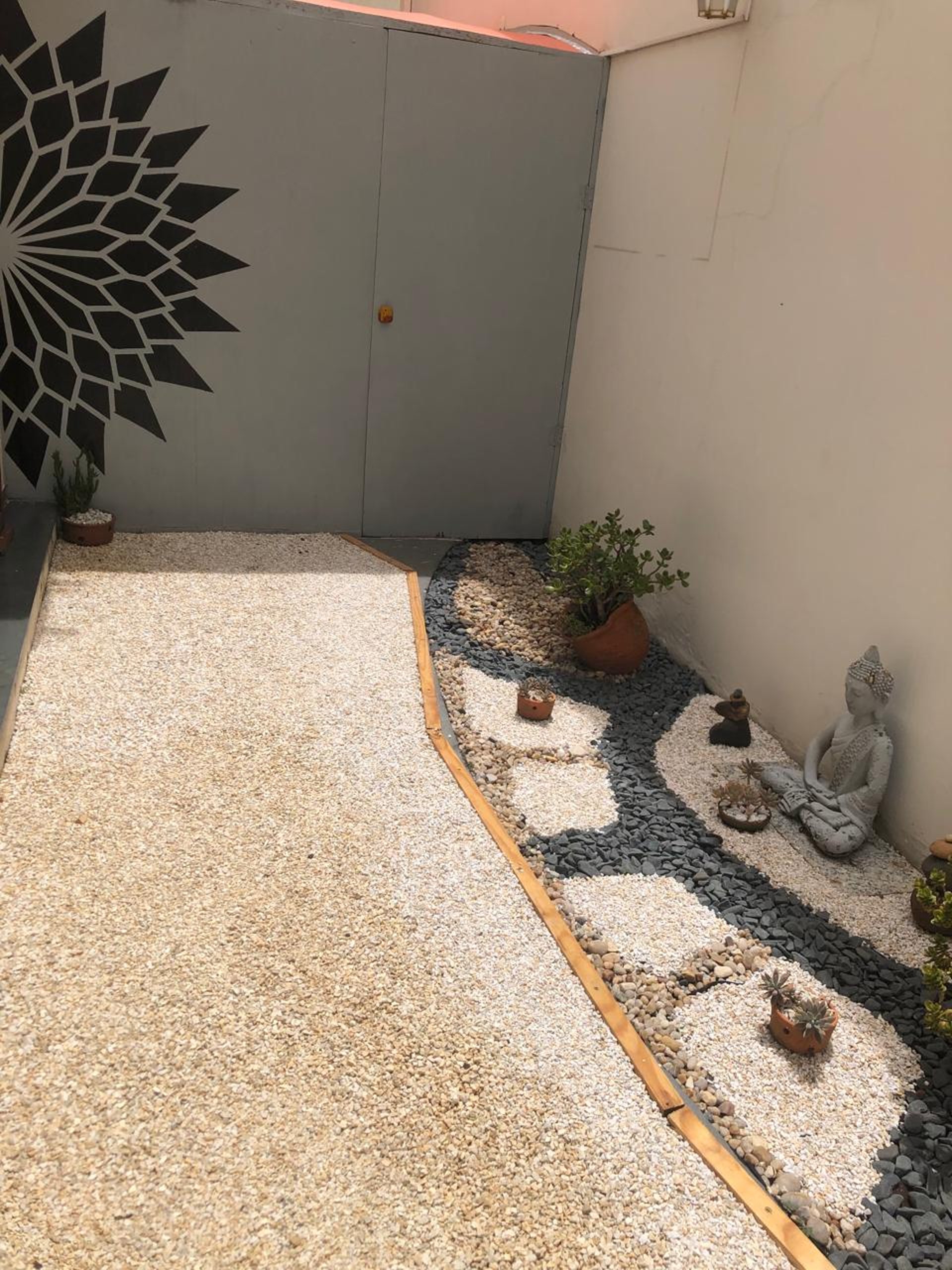 Jardim na frente do estudio de Yoga Gruponiu.