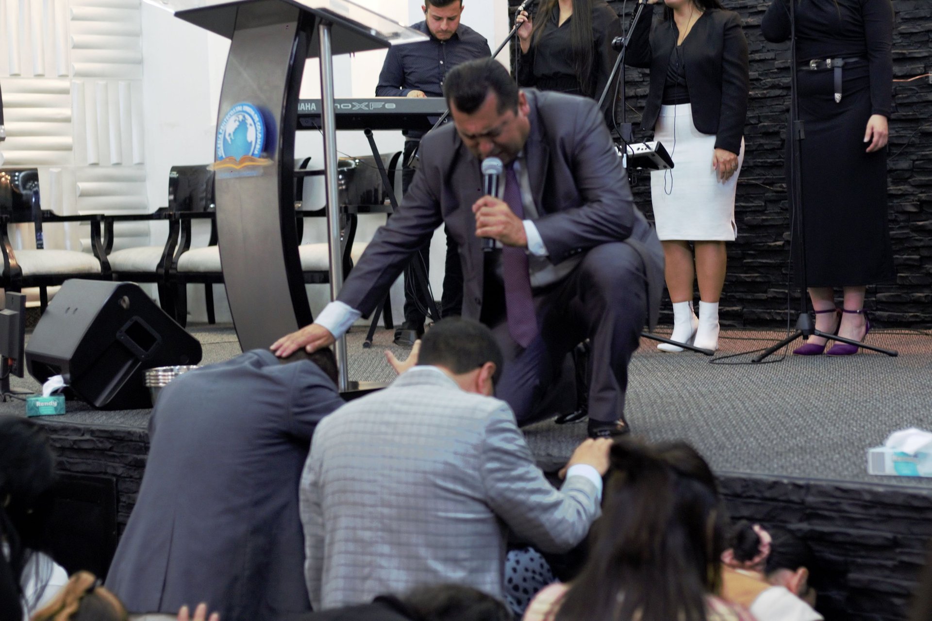 gray computer monitor