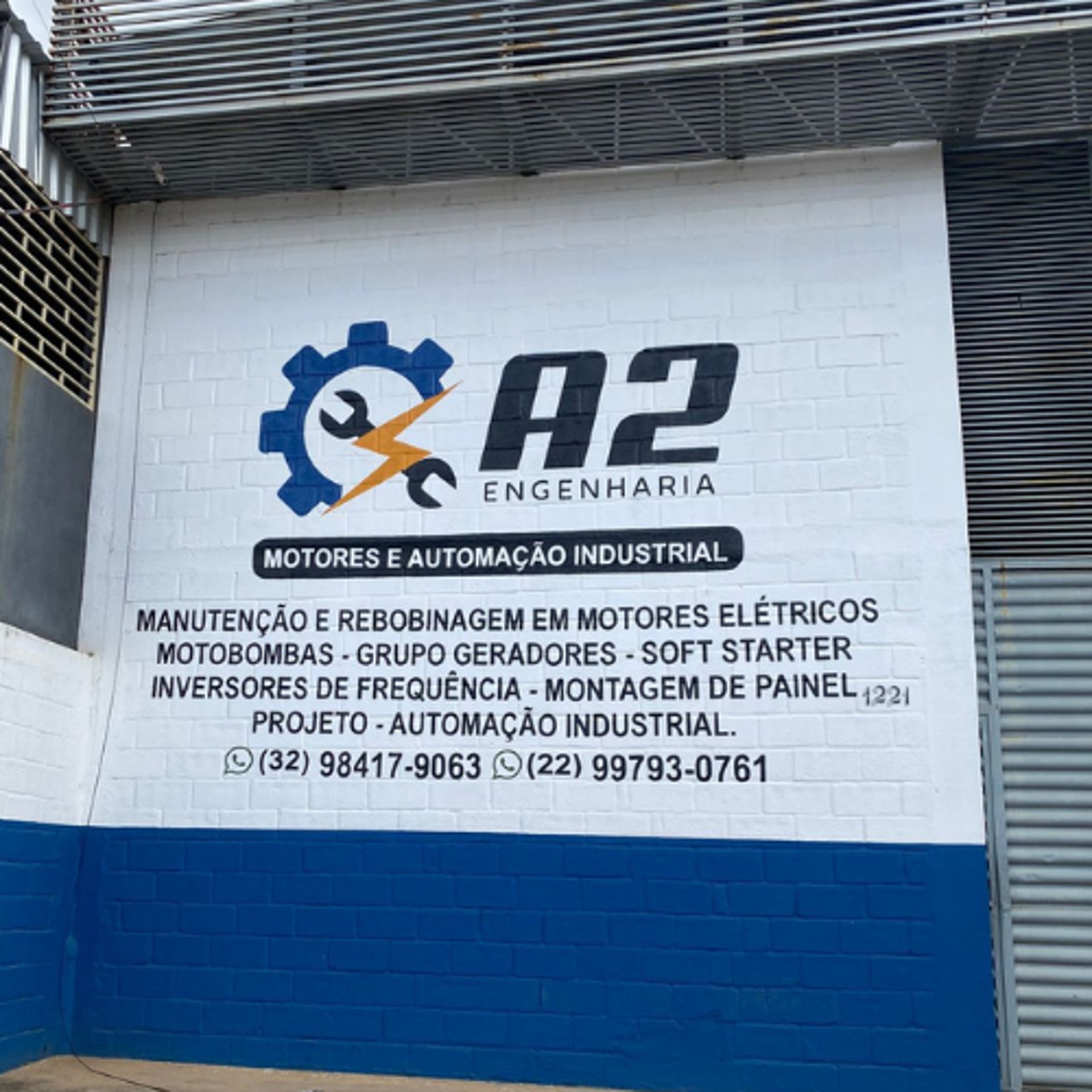 gray computer monitor