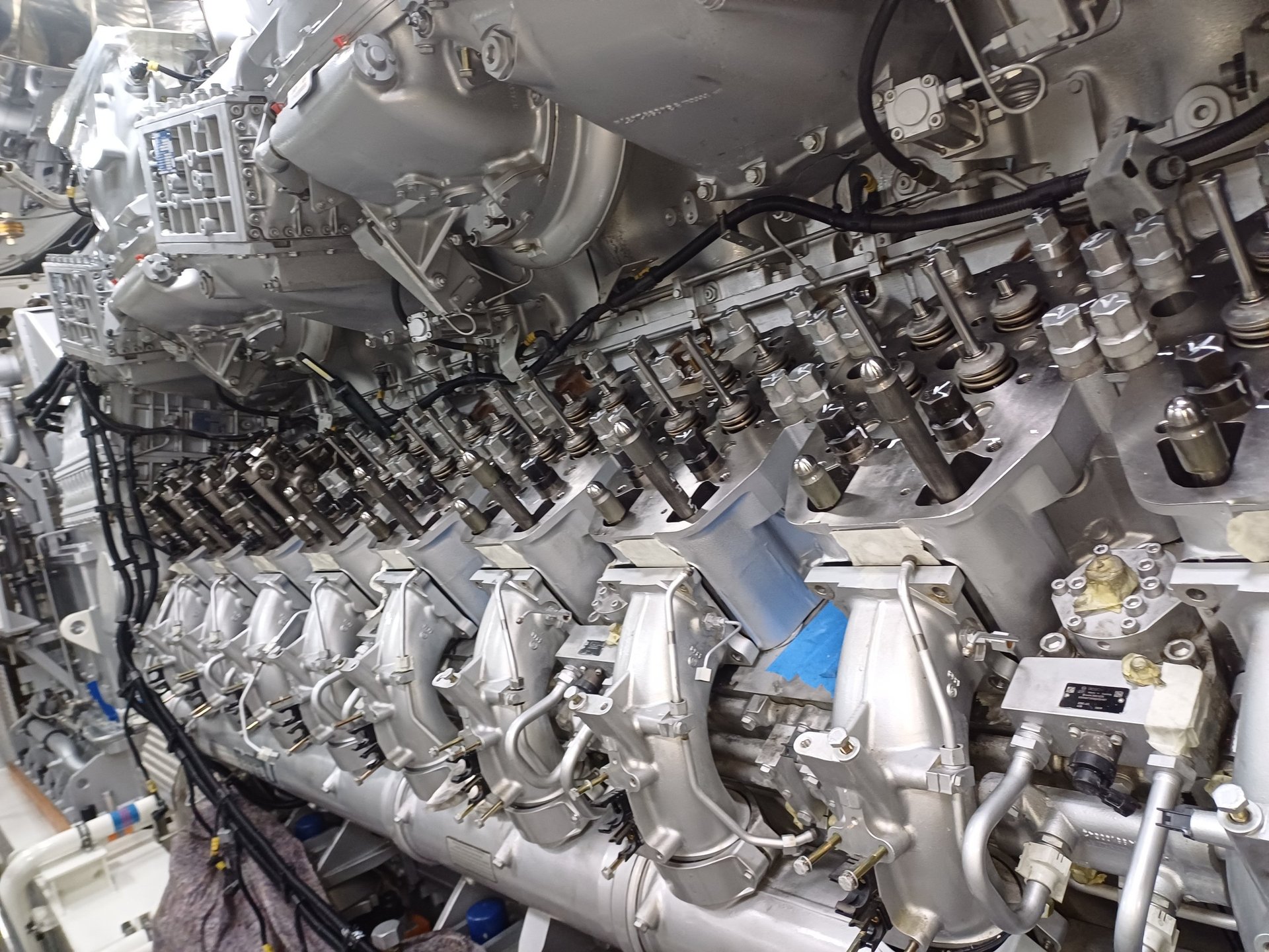 black and white bed linen