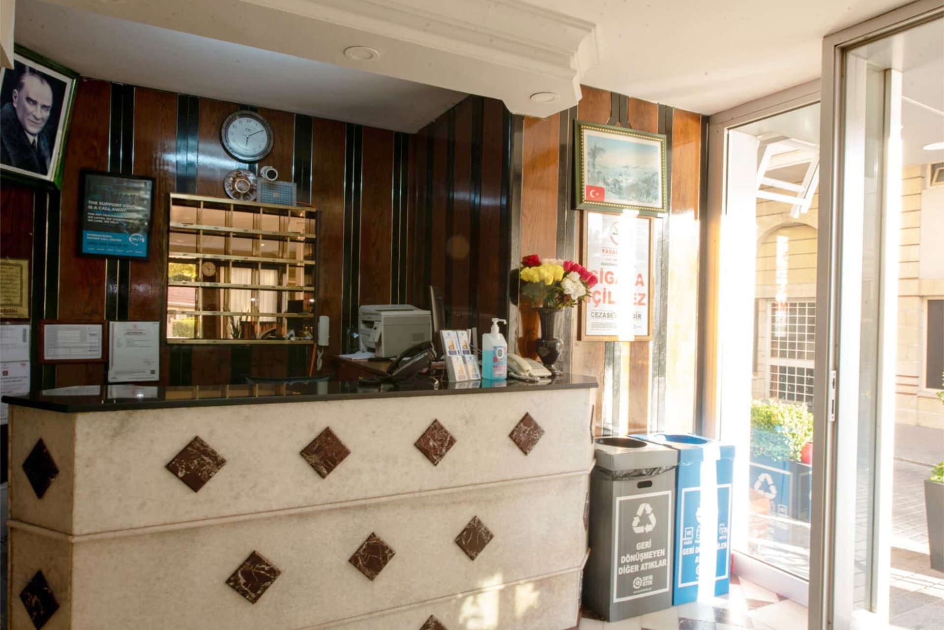 gray computer monitor