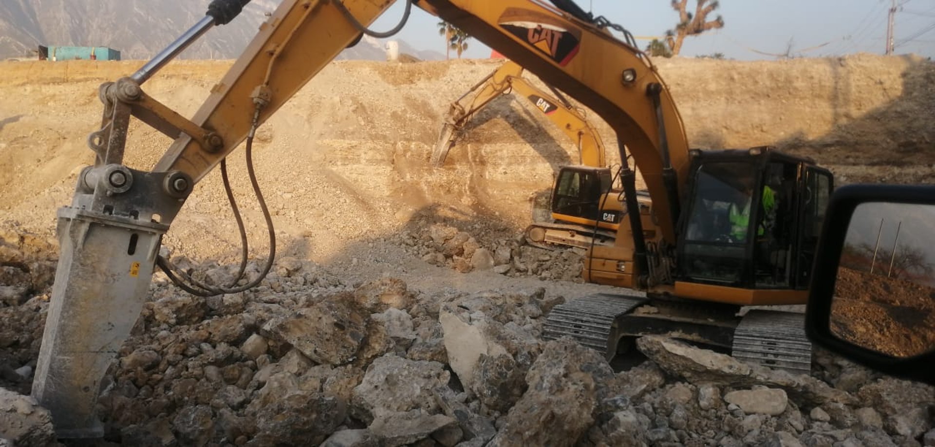 gray computer monitor