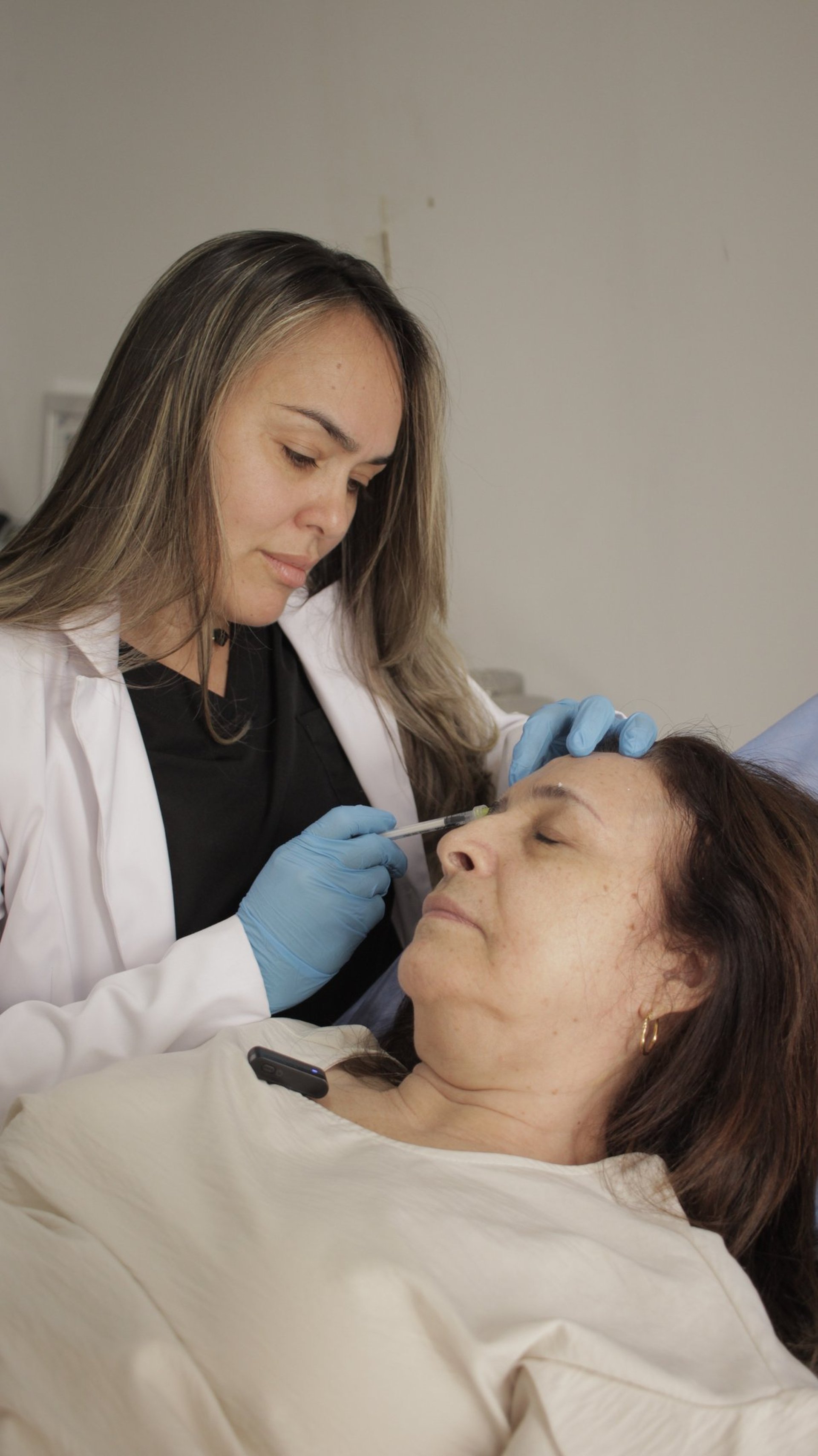 gray computer monitor