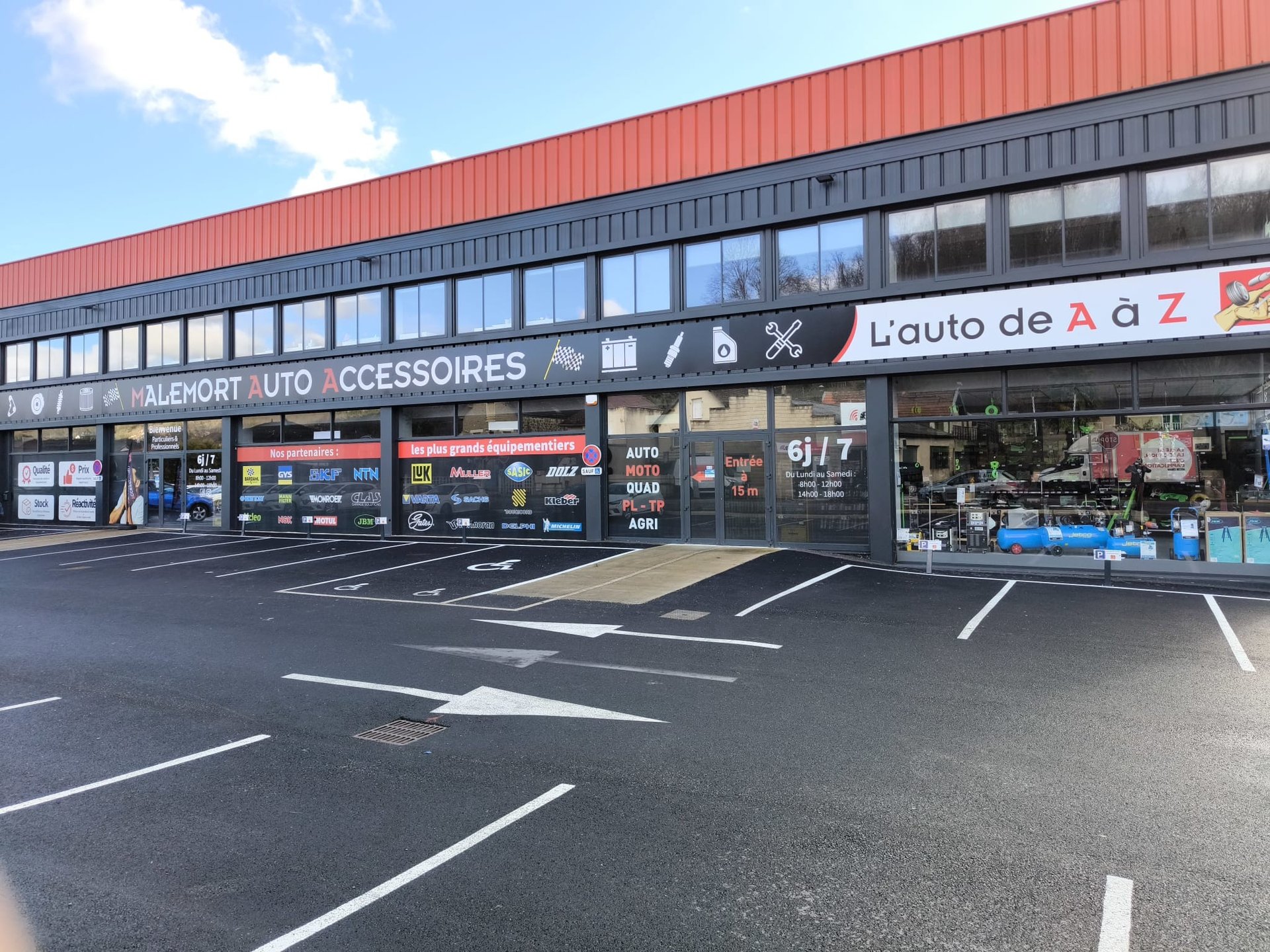 gray computer monitor