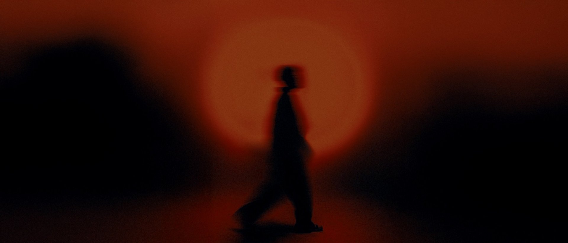 Iimagen con silueta de una persona que no se identifica, la toma tiene desenfoque de movimiento