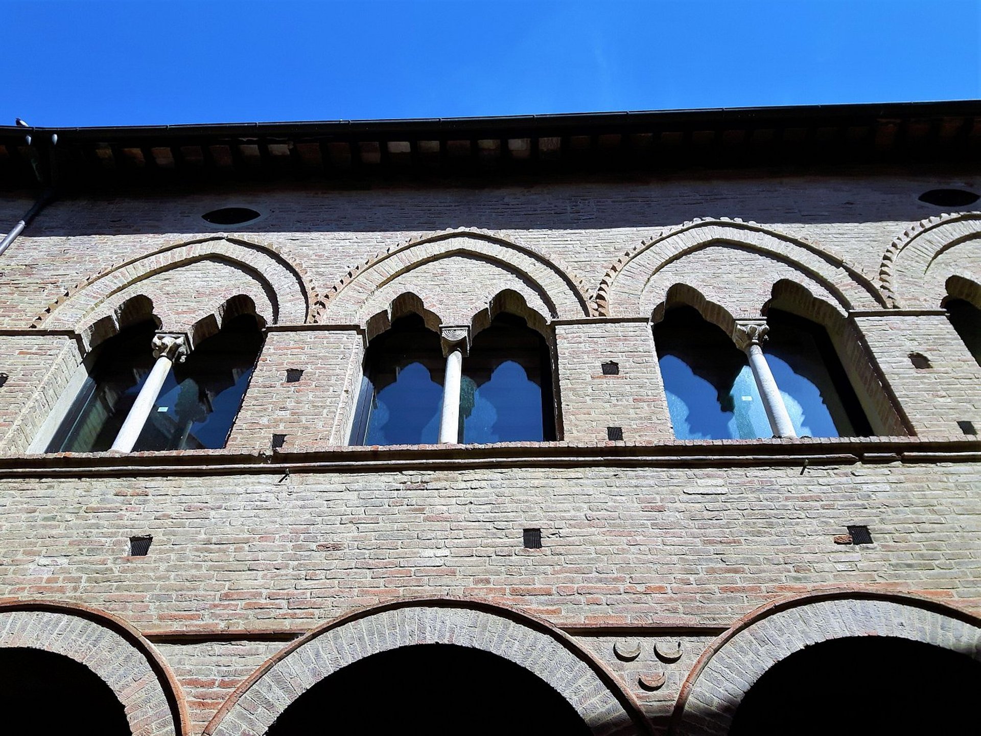 a narrow alley between two buildings