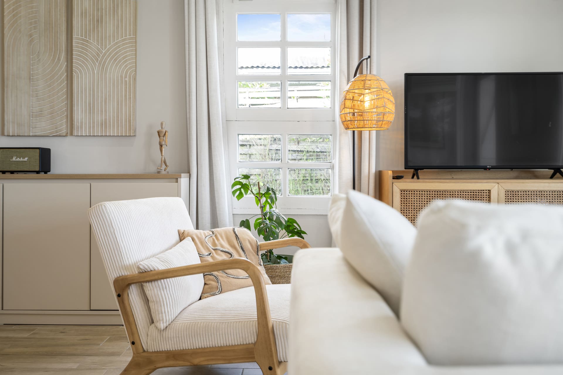 black and white bed linen