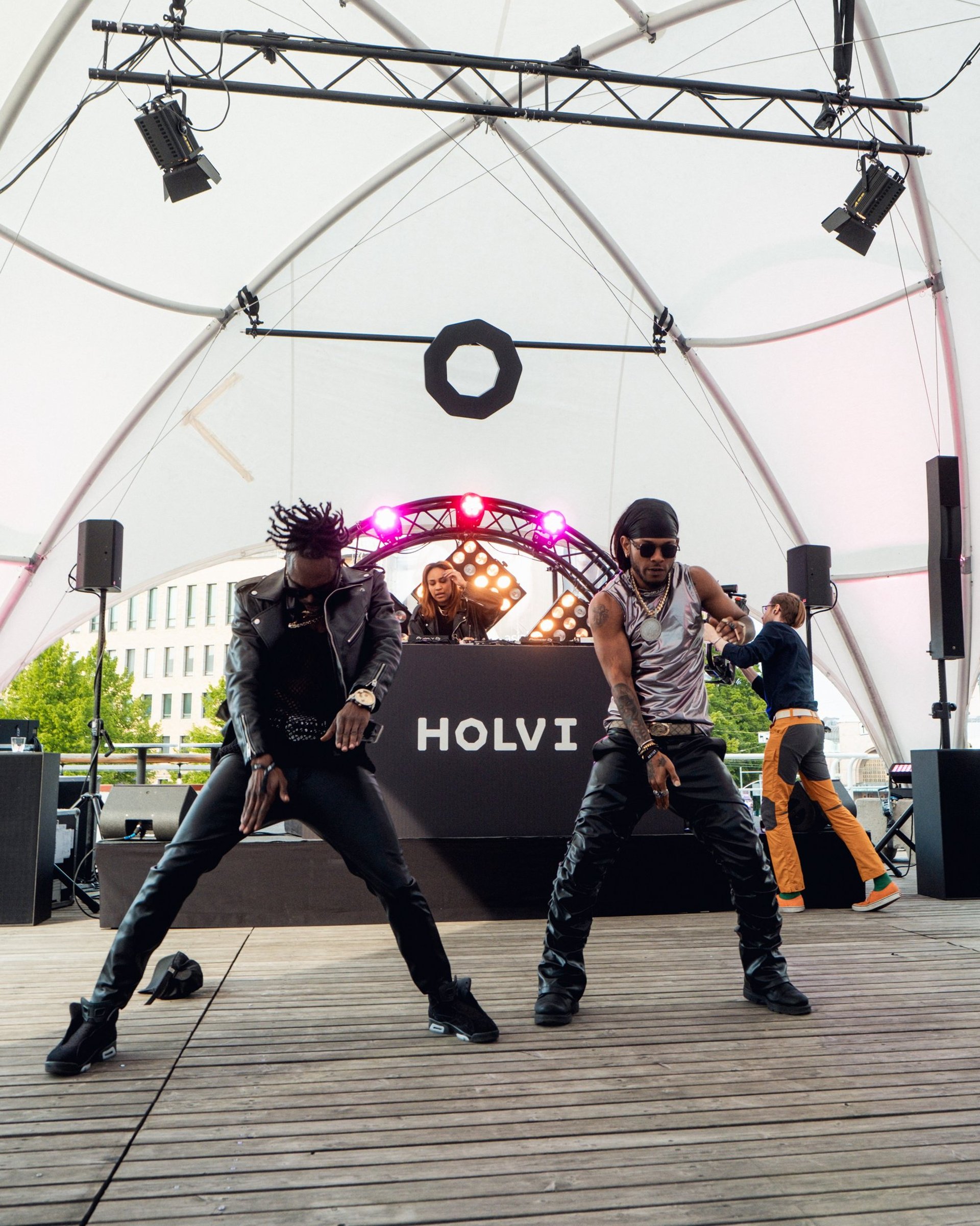 black and white bed linen